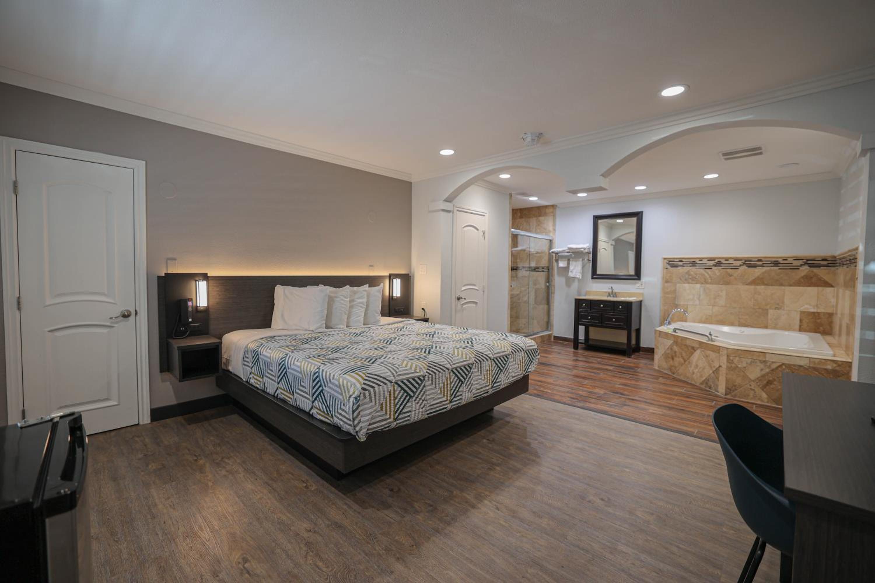 King Room with Spa Bath - Non-Smoking - Photo 8