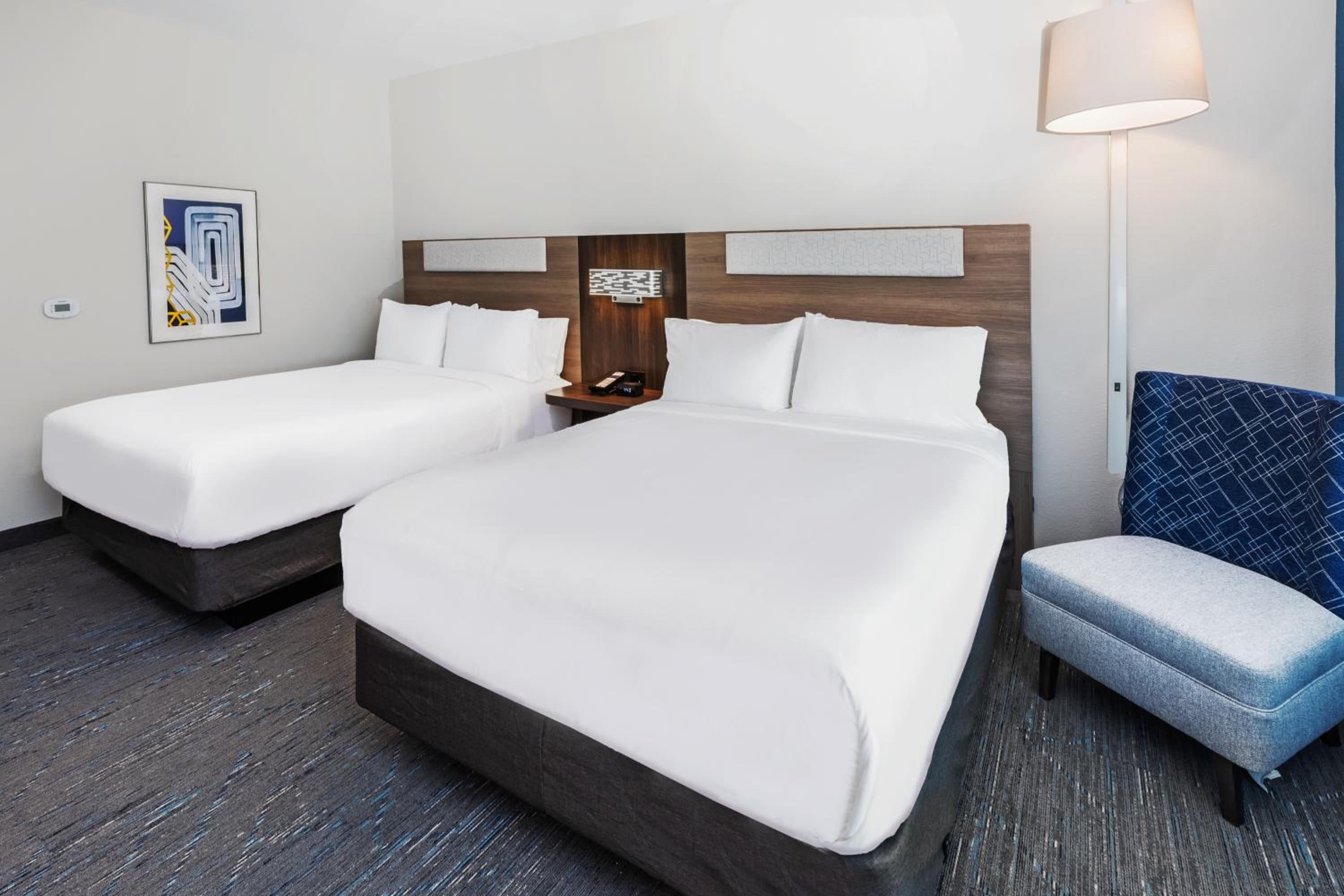 Standard Queen Room with Two Queen Beds - Photo 2