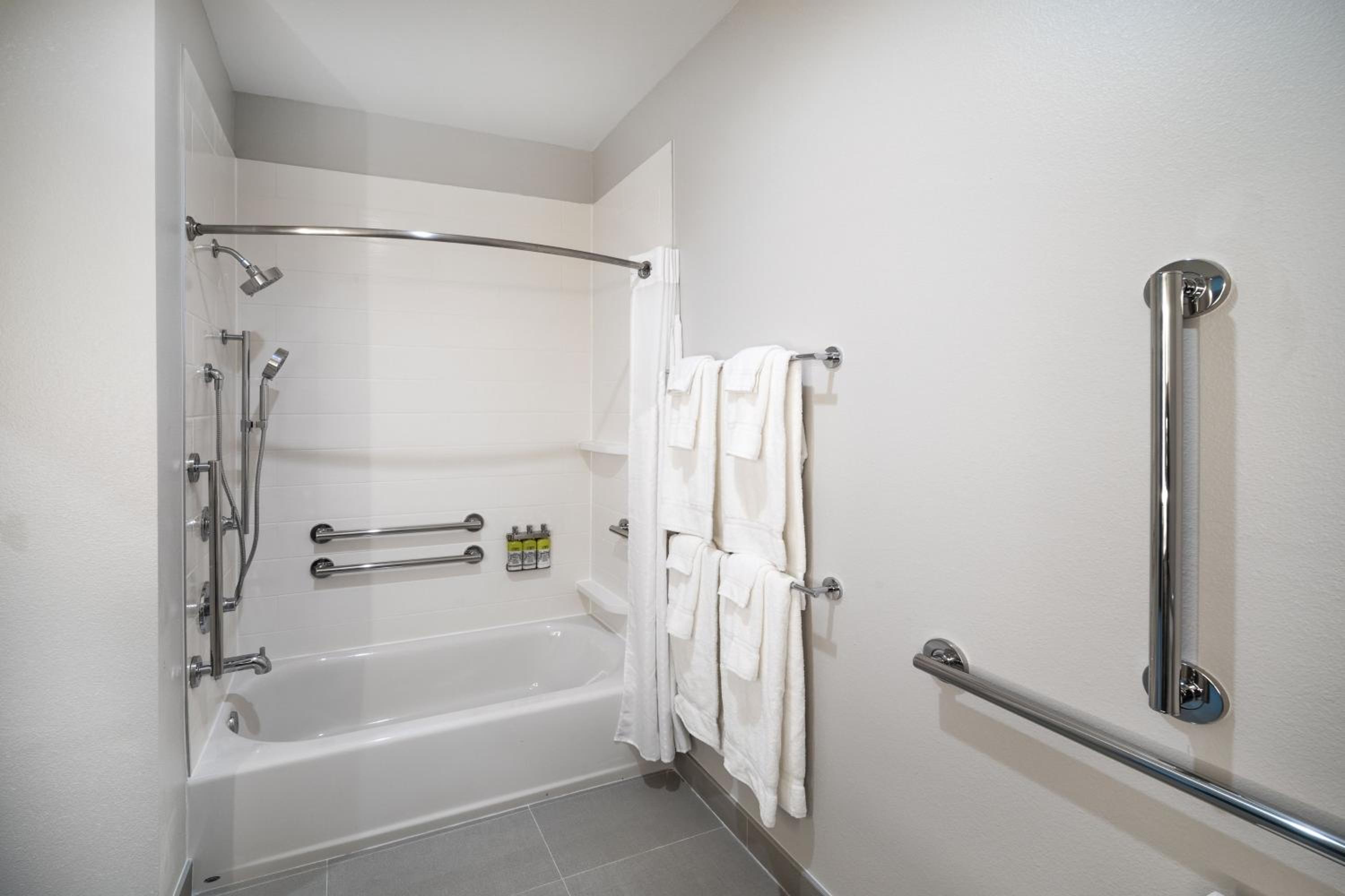 Queen Room with Two Queen Beds Hearing Accessible Bathtub - Non-Smoking - Photo 2