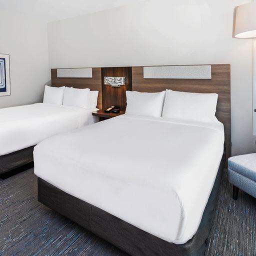 Queen Room with Two Queen Beds Hearing Accessible - Non-Smoking - Photo 3