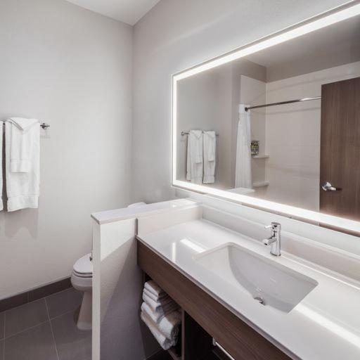 Queen Room with Two Queen Beds Hearing Accessible - Non-Smoking - Photo 2