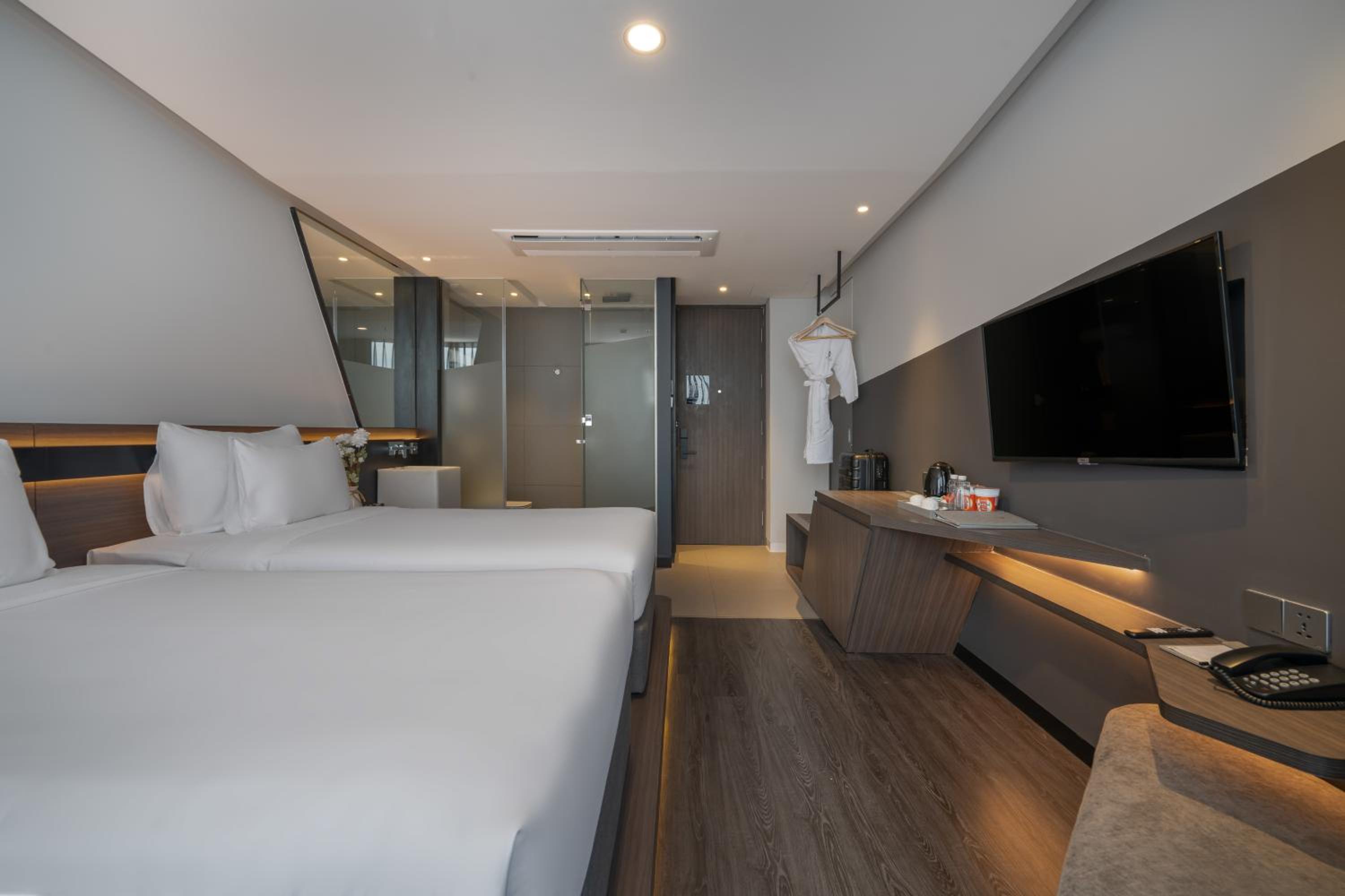 Deluxe Double or Twin Room with City View - Photo 4