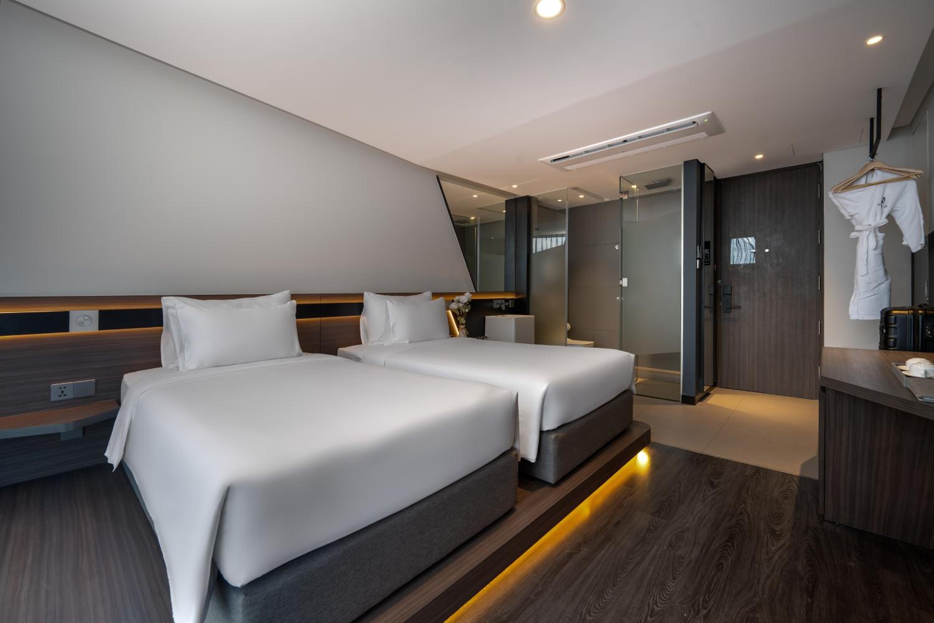 Deluxe Double or Twin Room with City View - Photo 3