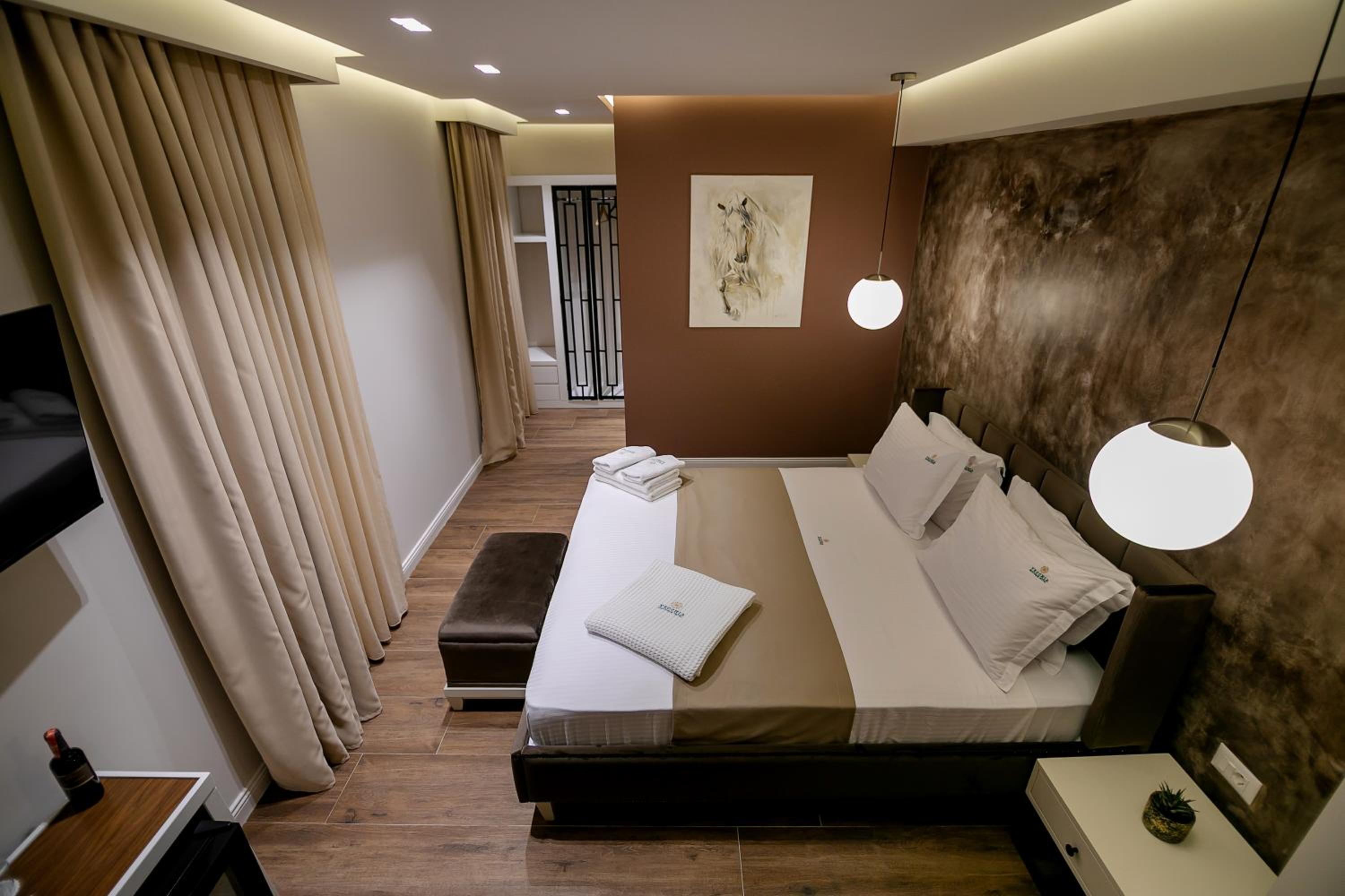 Deluxe Double Room (2 Adults + 1 Child)