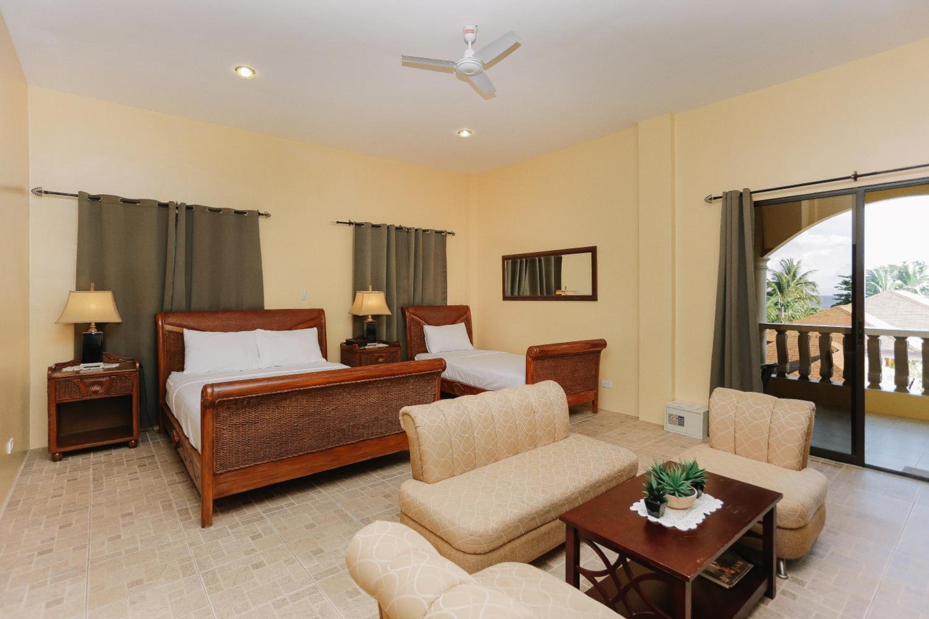 Superior Family Room photo 1