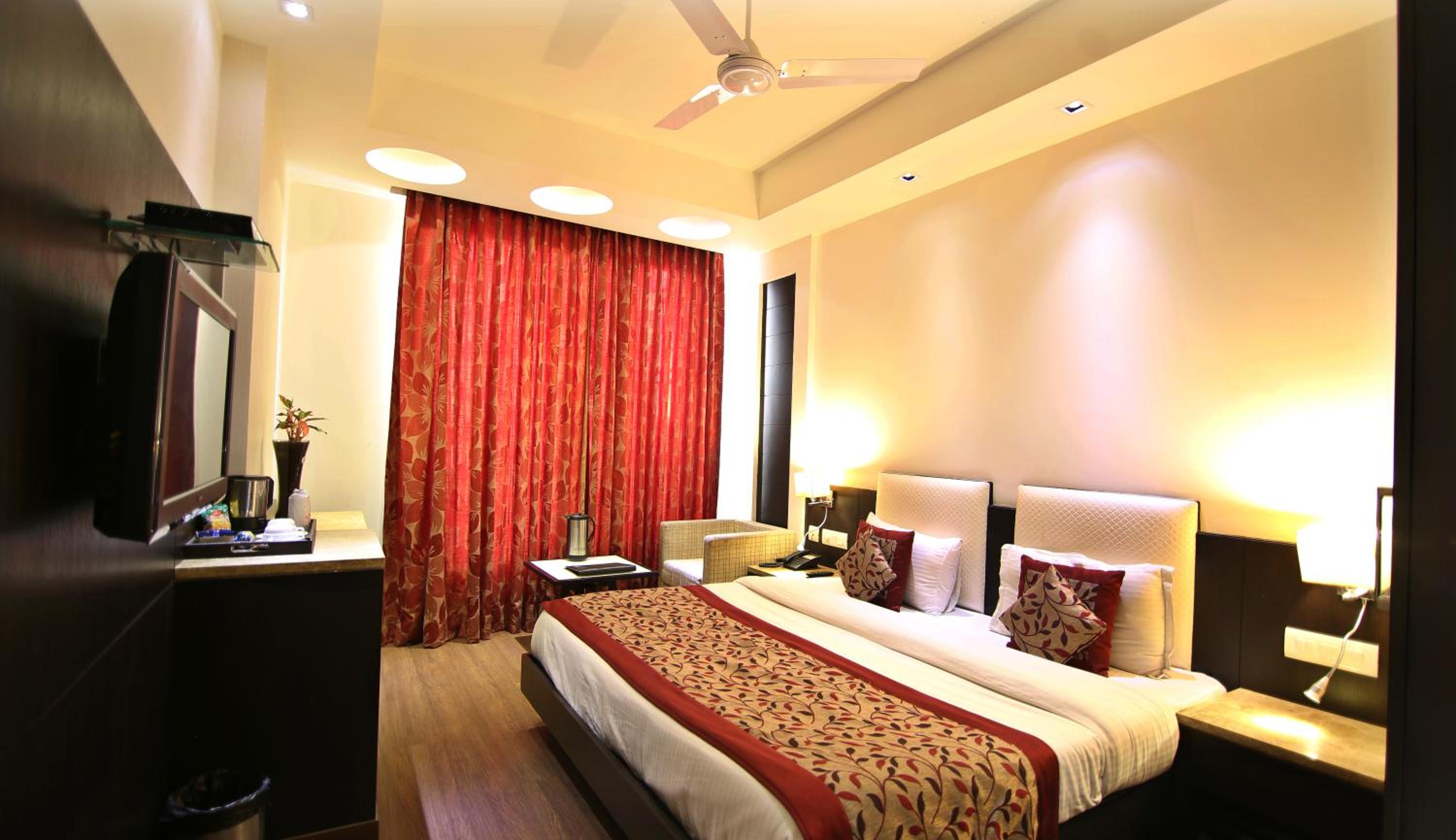 Deluxe Double or Twin Room with Free Airport Pickup photo 2