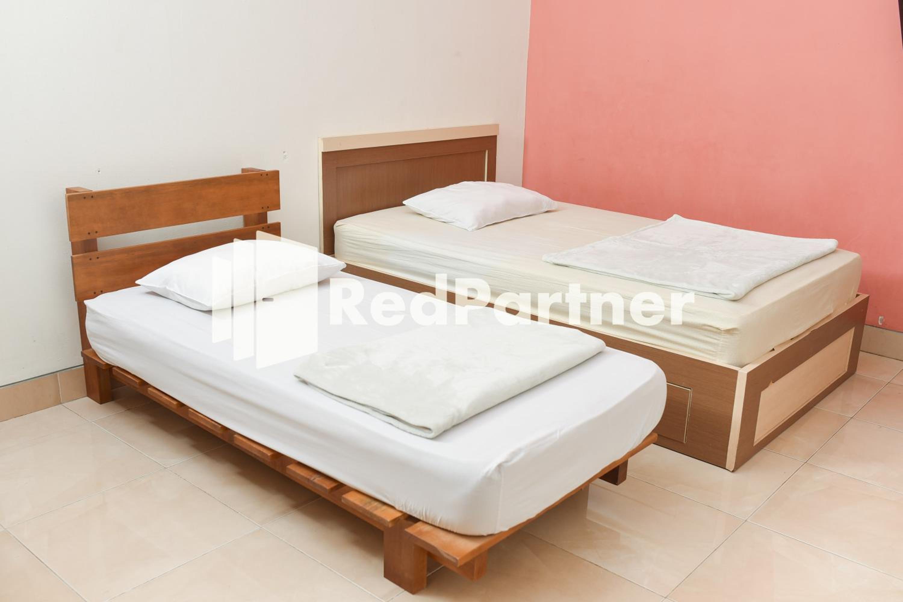 Economy Twin Room photo 2