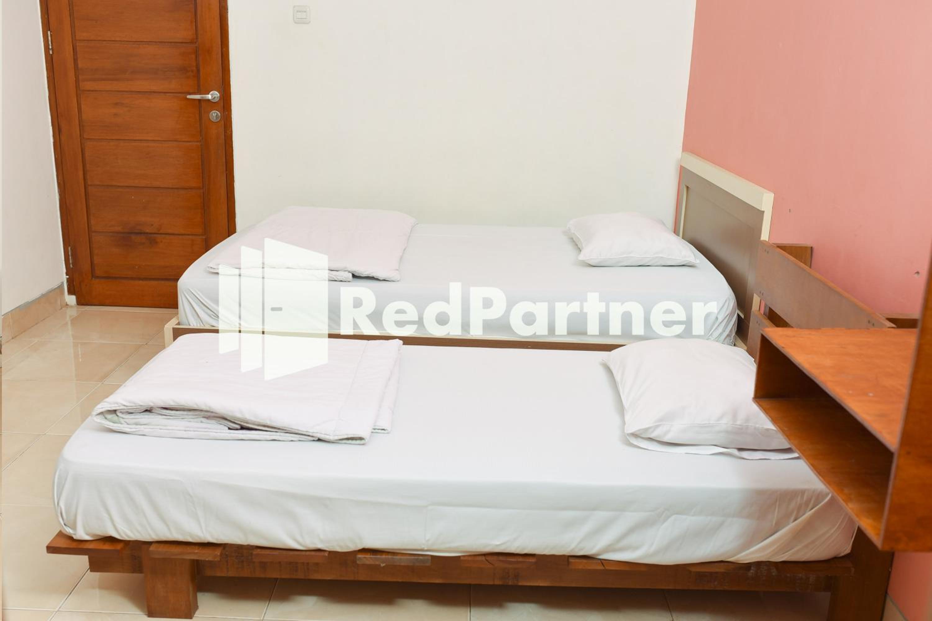 Economy Twin Room photo 3
