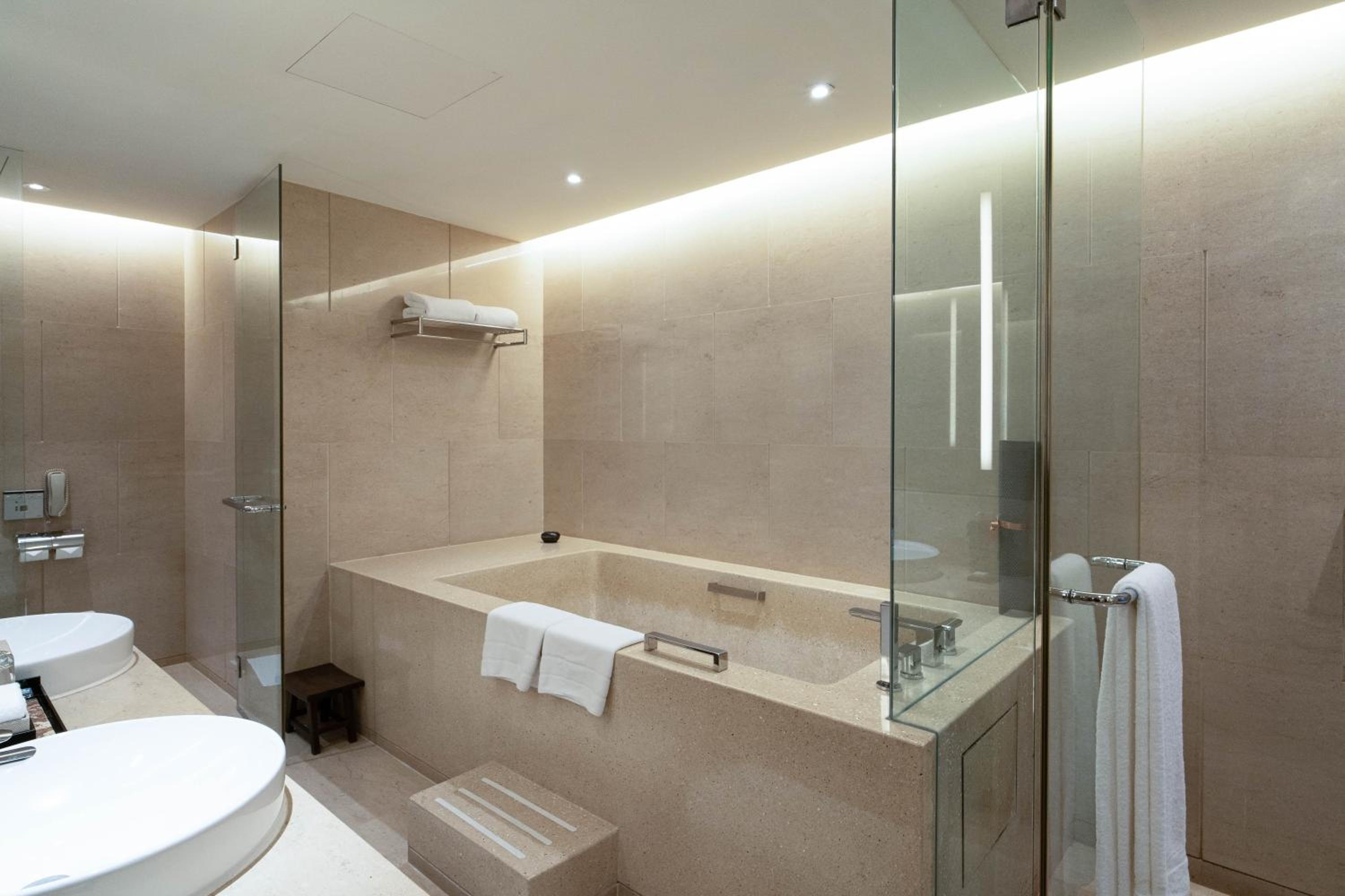 Prestige Suite – Club Lounge access Prestige Suite – Club Lounge access