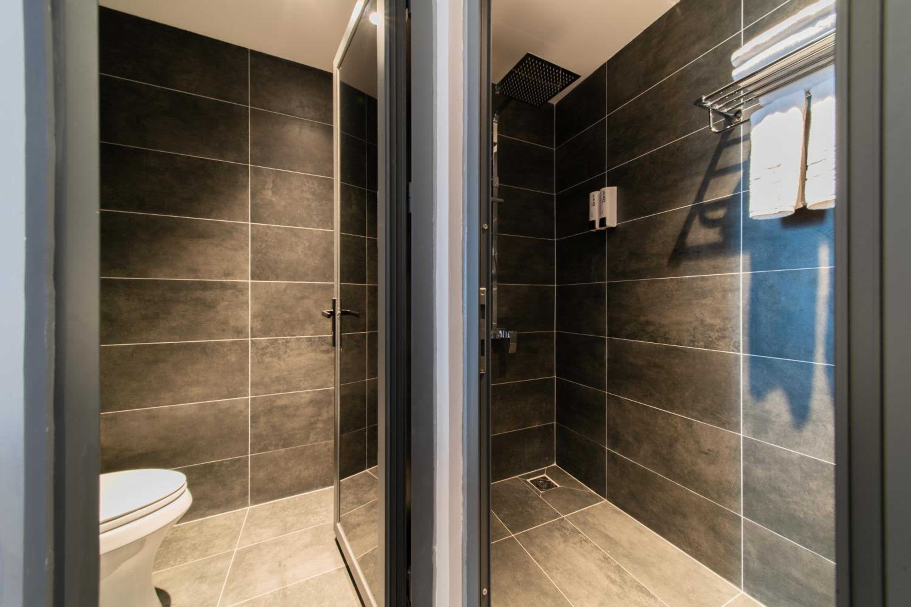 Double or Twin Room with City View - Photo 11