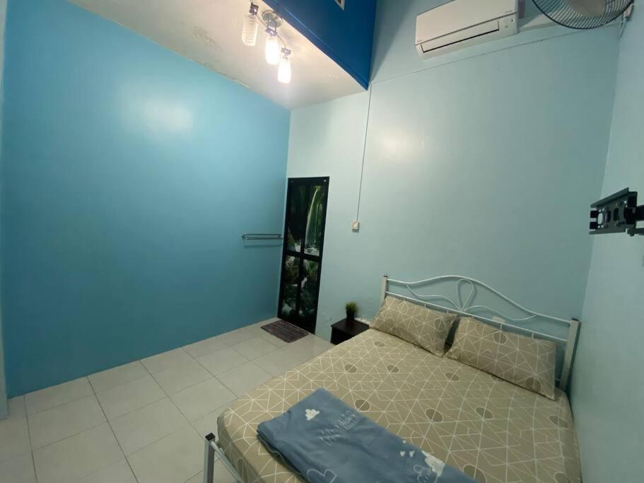 Three-Bedroom House photo 3