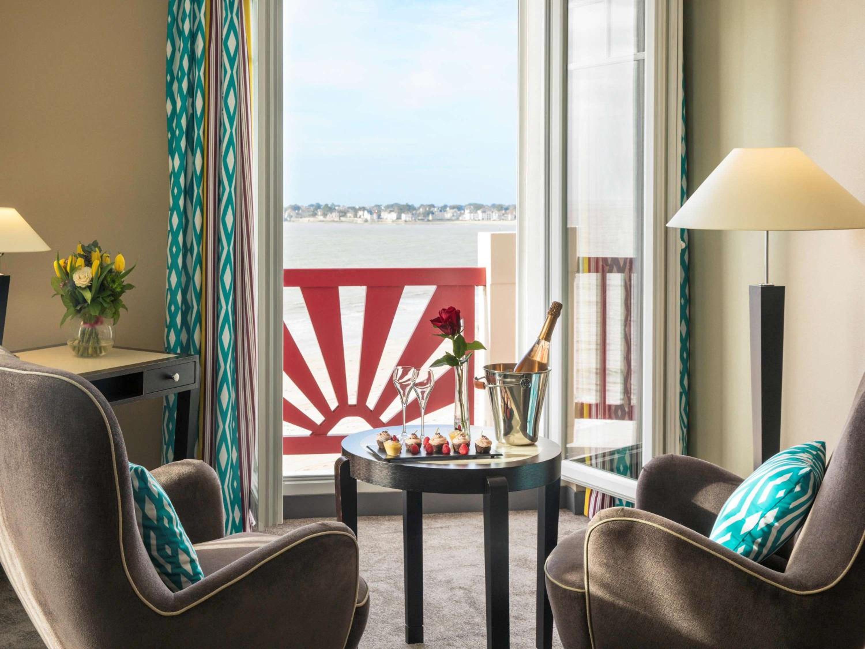 Junior Suite with One Double Bed or Twin Beds - Seafront - Photo 3