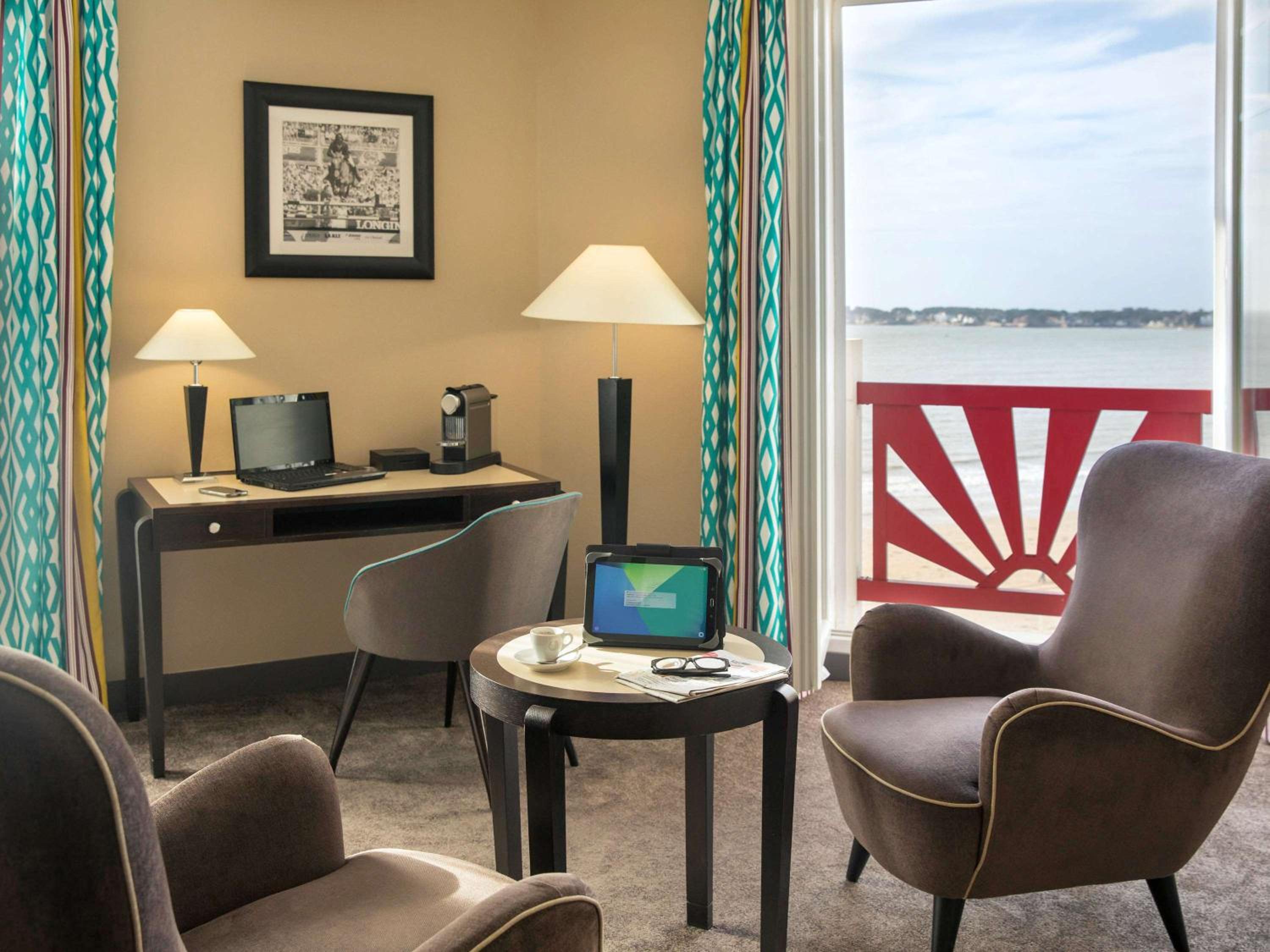 Junior Suite with One Double Bed or Twin Beds - Seafront - Photo 1