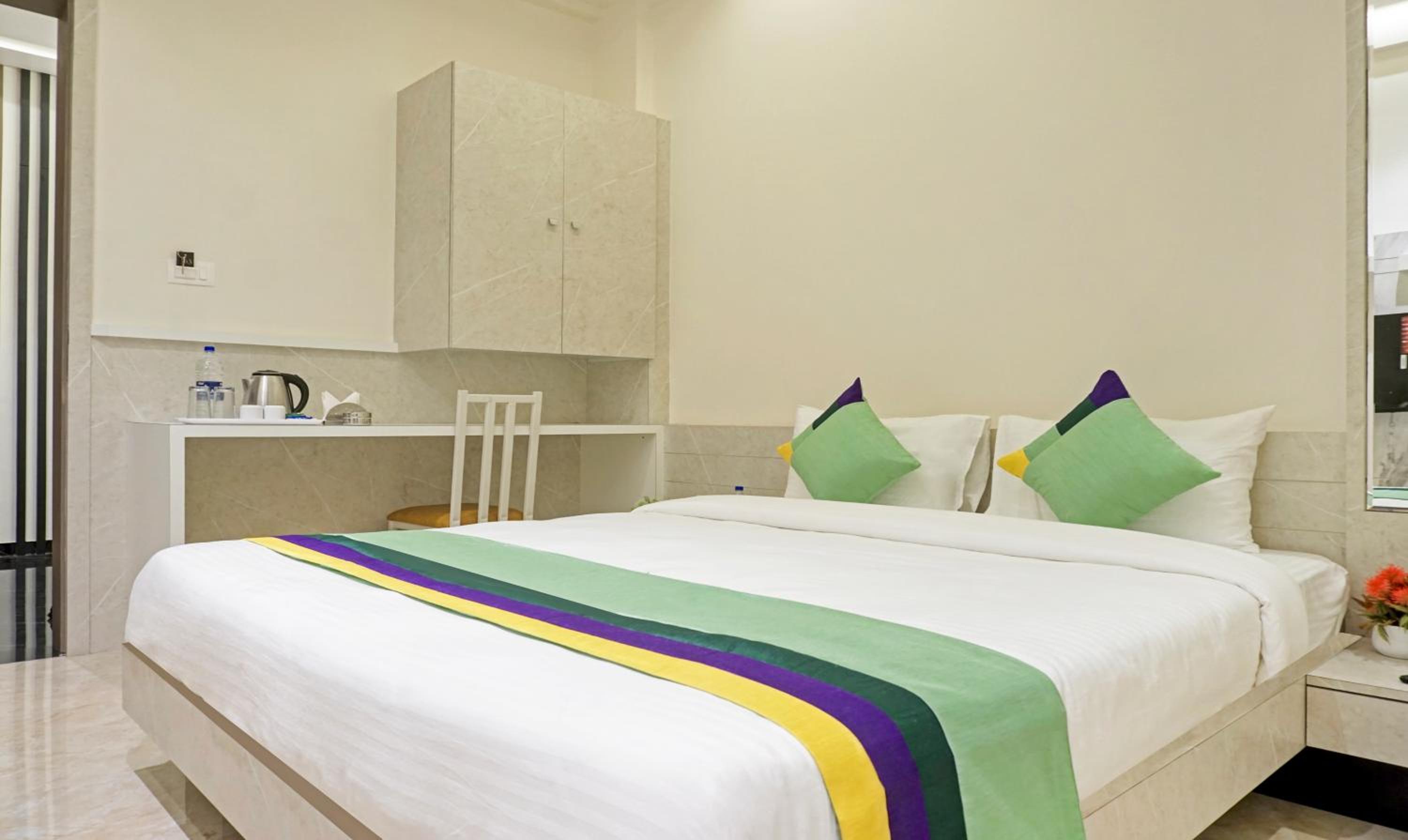 Deluxe Double Room - Photo 11