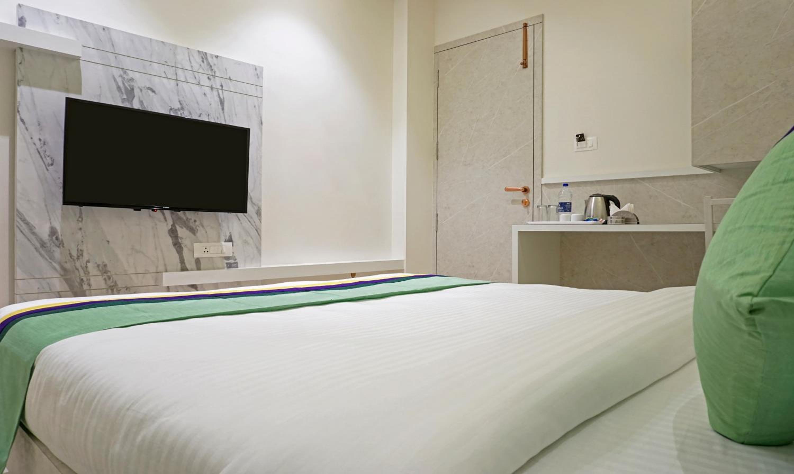 Deluxe Double Room - Photo 10