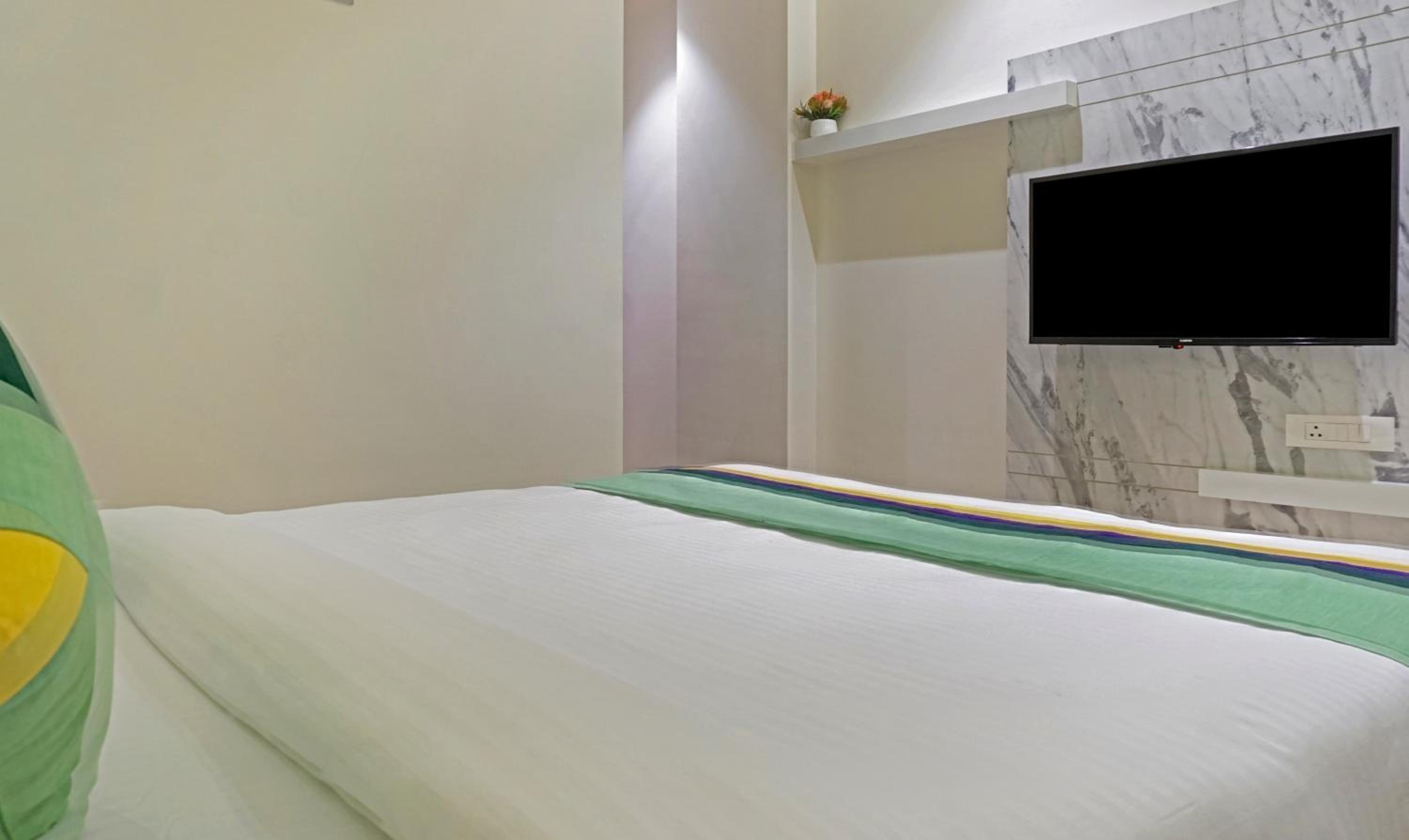Deluxe Double Room - Photo 9