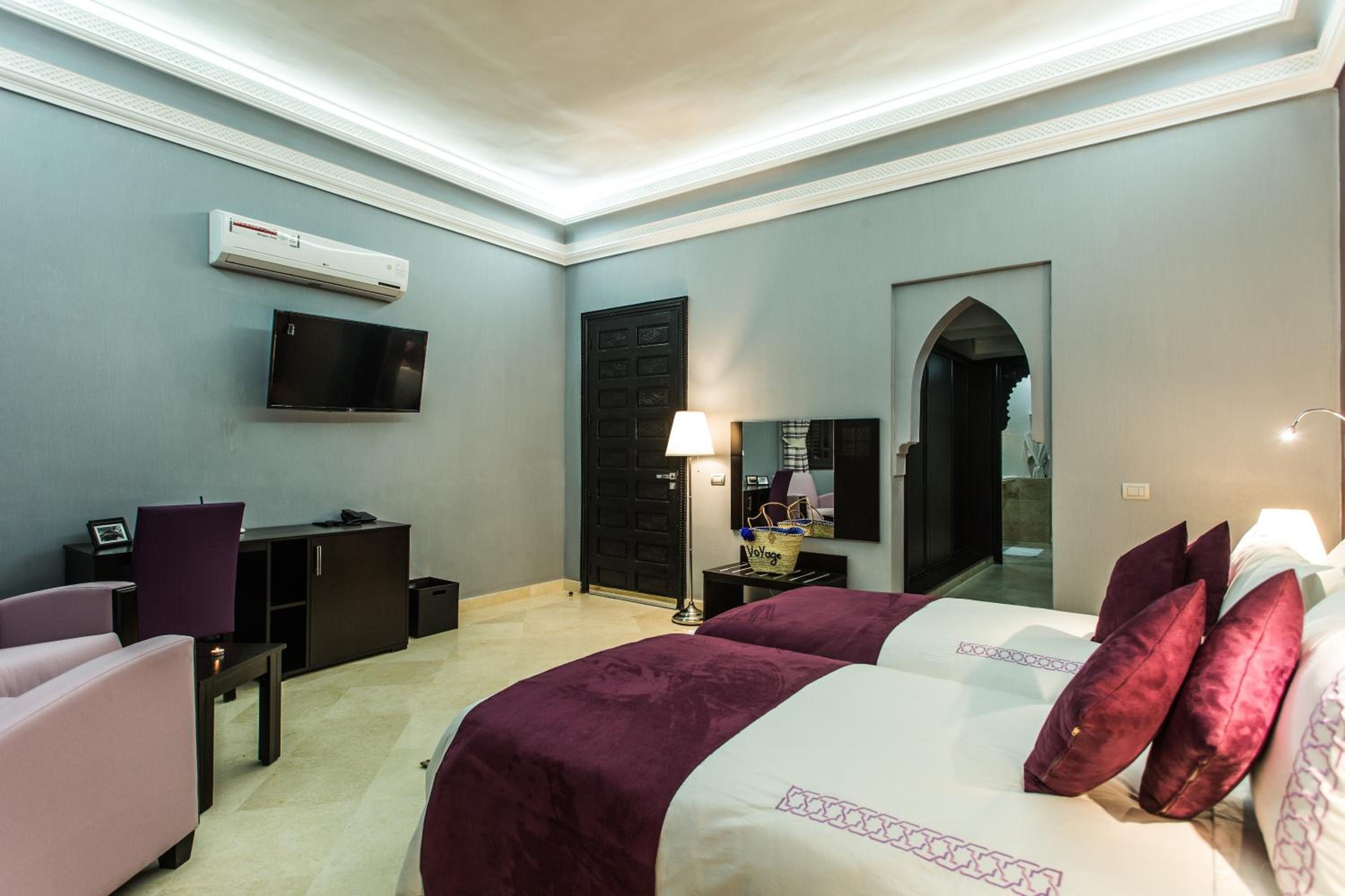 Double Room with Pool View - Photo 6