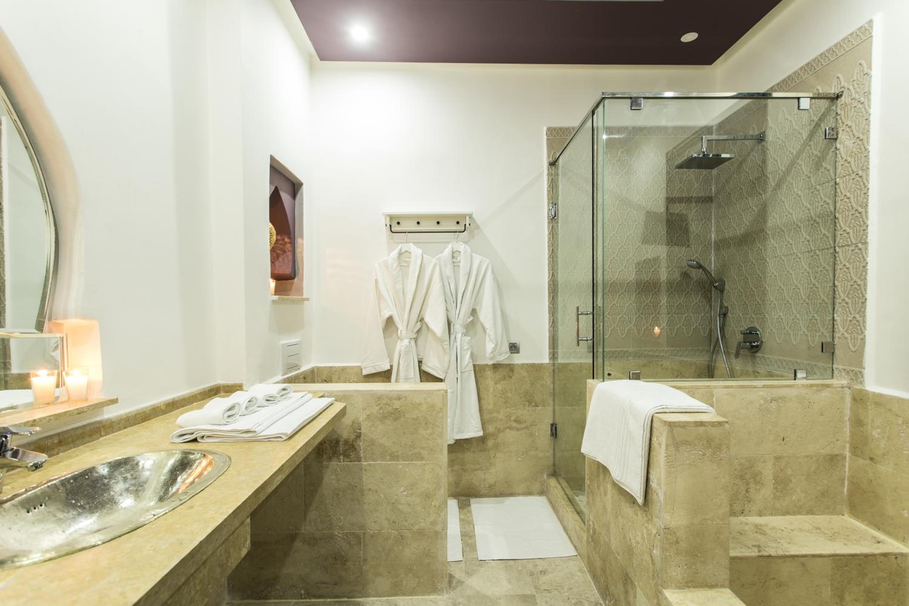 Double Room with Pool View - Photo 8