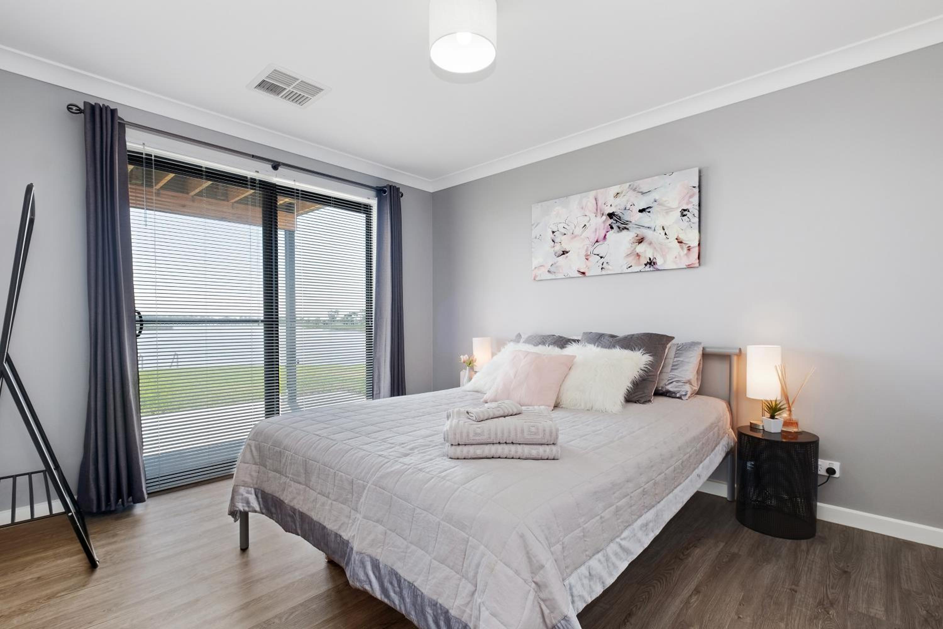 Five-Bedroom House photo 1