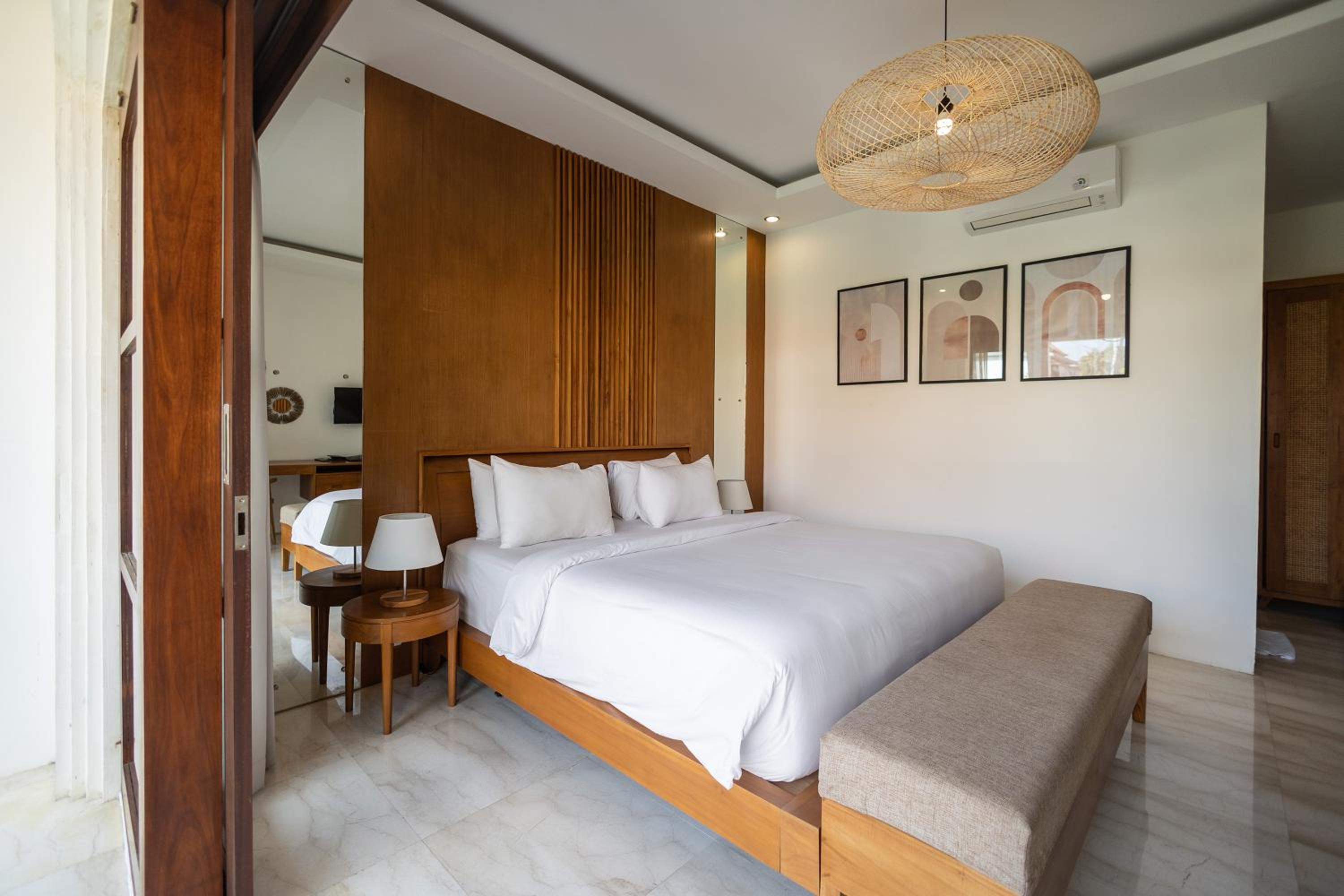 Deluxe King Room - Photo 9