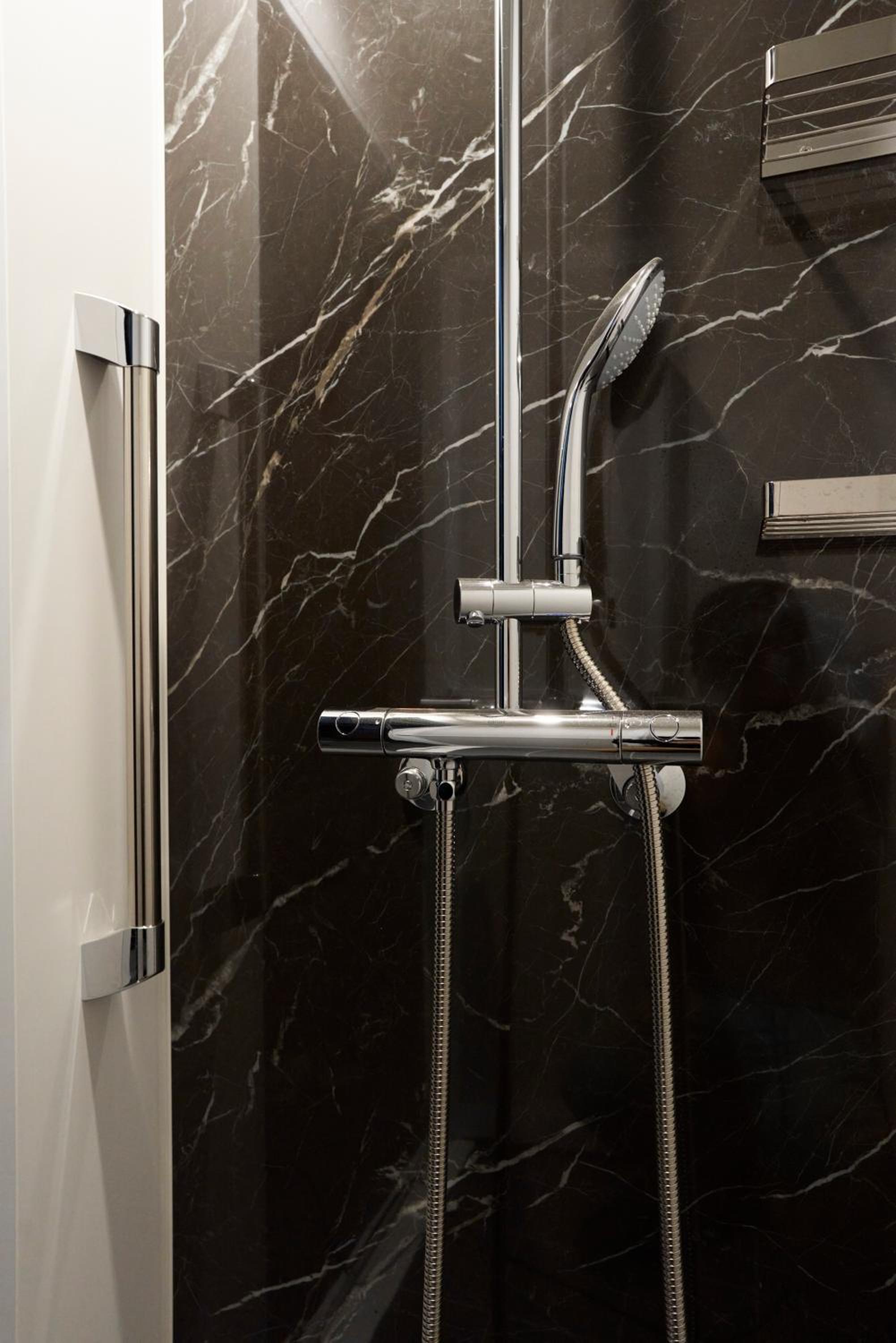 King Room - Disability Access - Photo 15