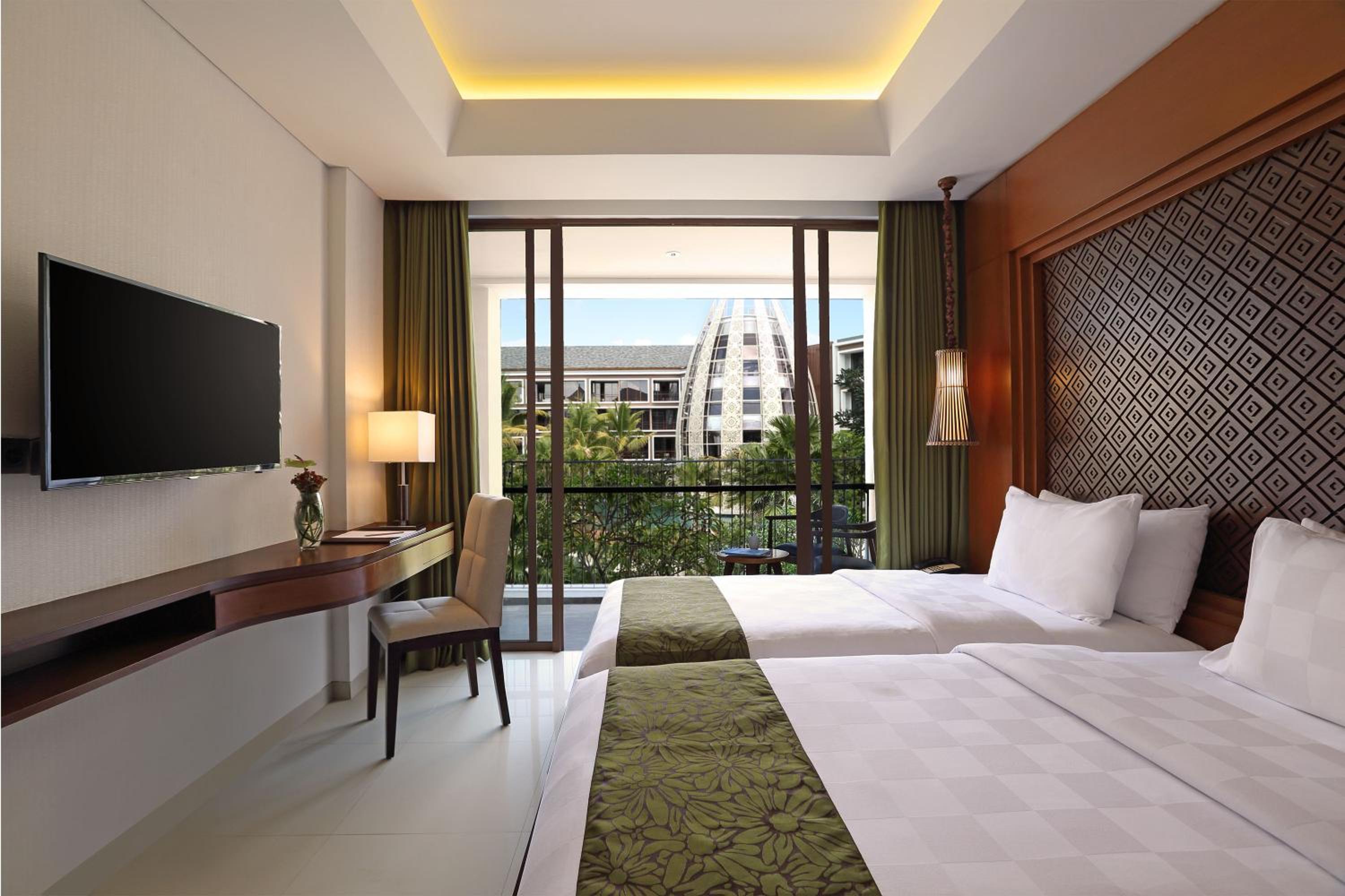 Deluxe Queen Room with Pool View