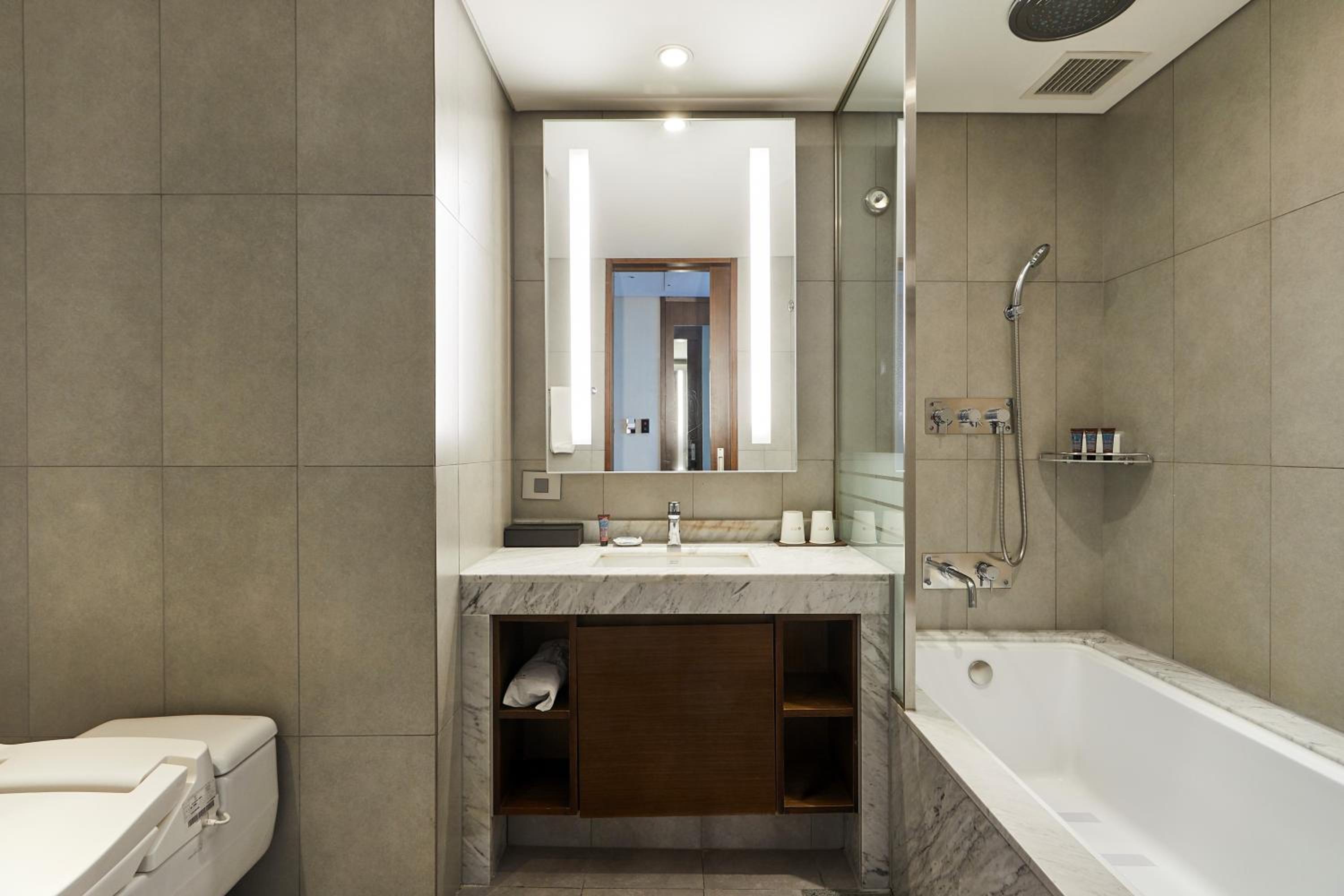 Standard Twin Room with Bath - Photo 3