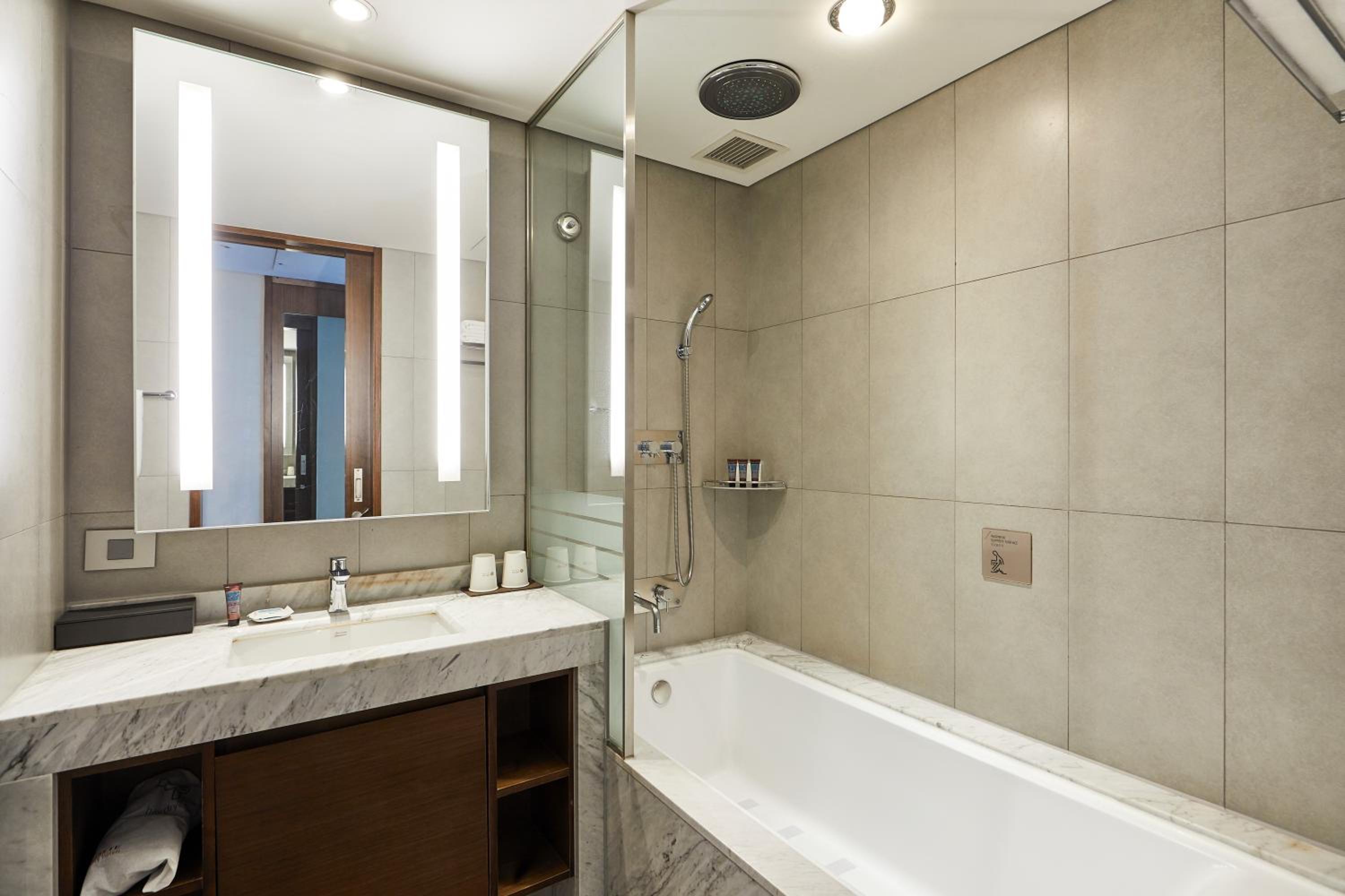 Superior Family Twin Room with Airport View - Photo 3