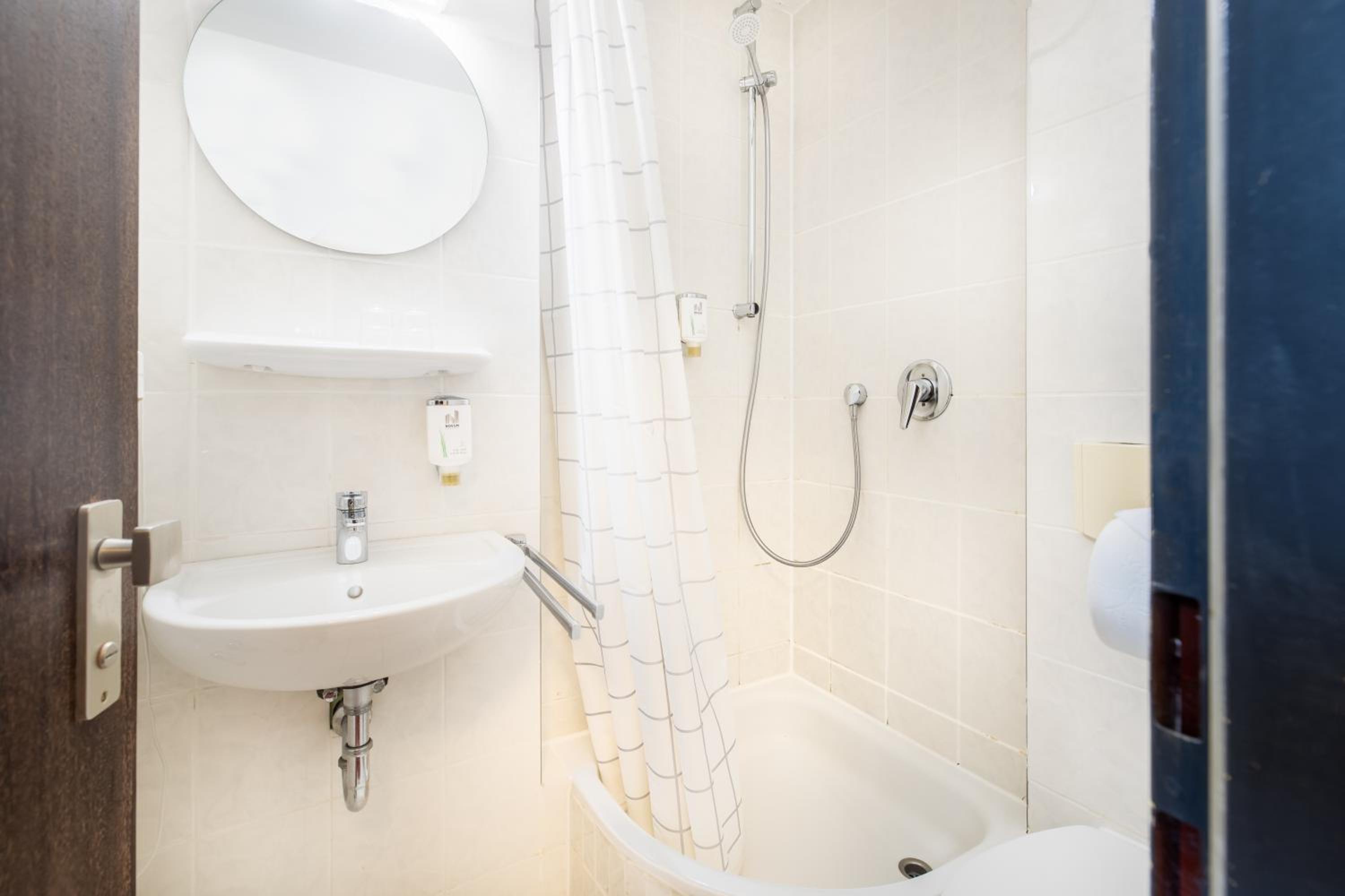 Standard Double Room - Photo 4
