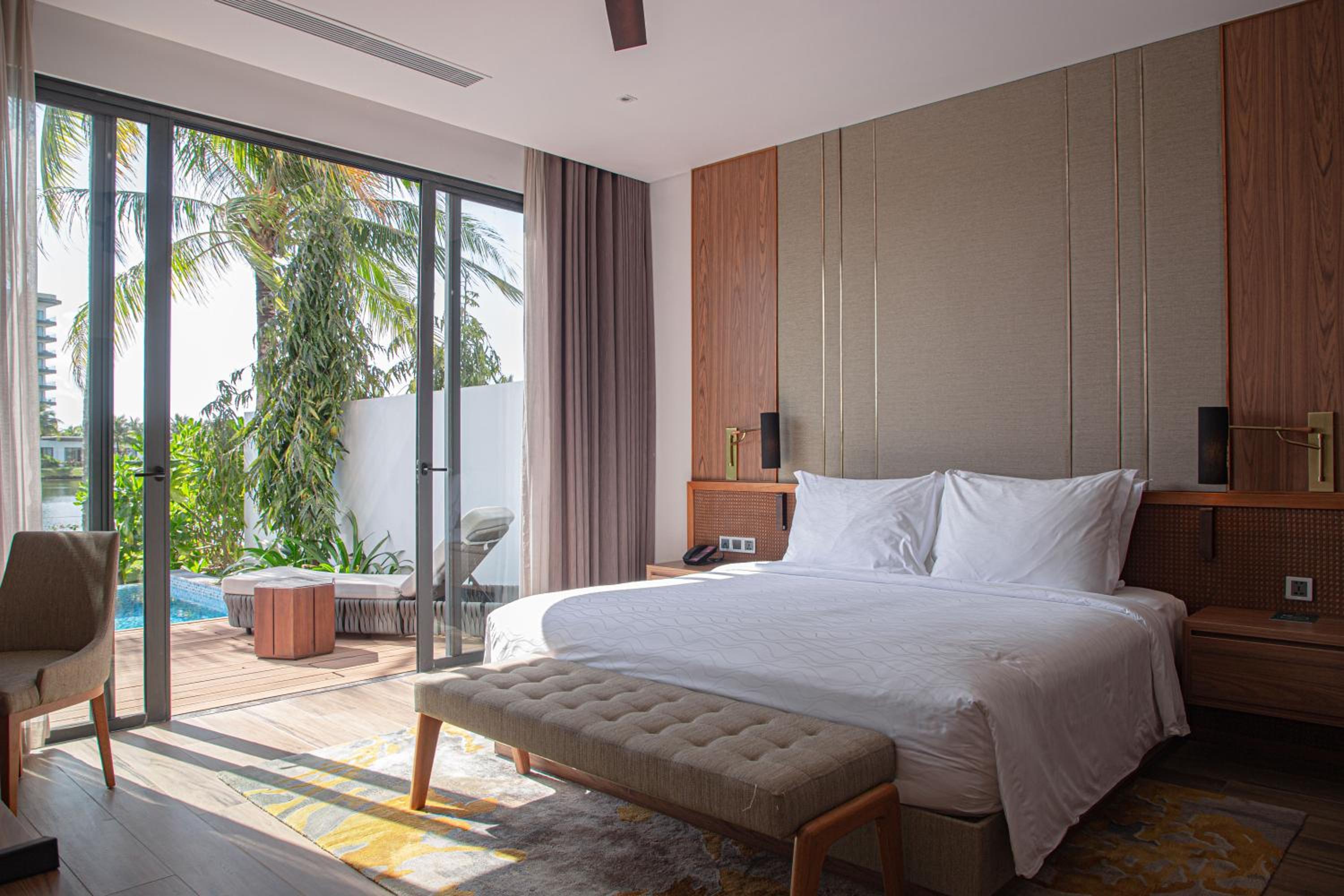 Three-Bedroom Villa with Private Pool and Lake View - Photo 7