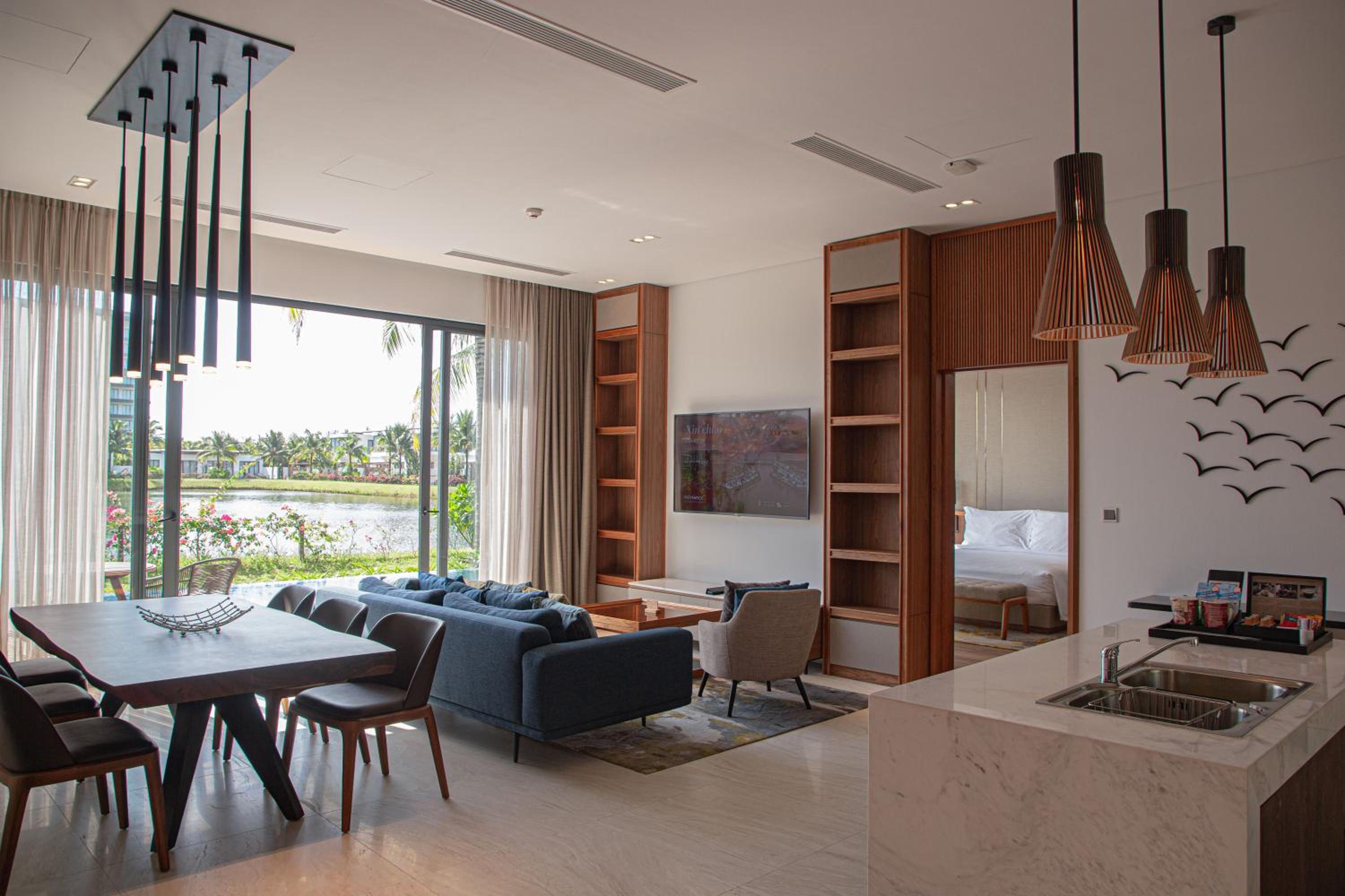 Three-Bedroom Villa with Private Pool and Lake View - Photo 5