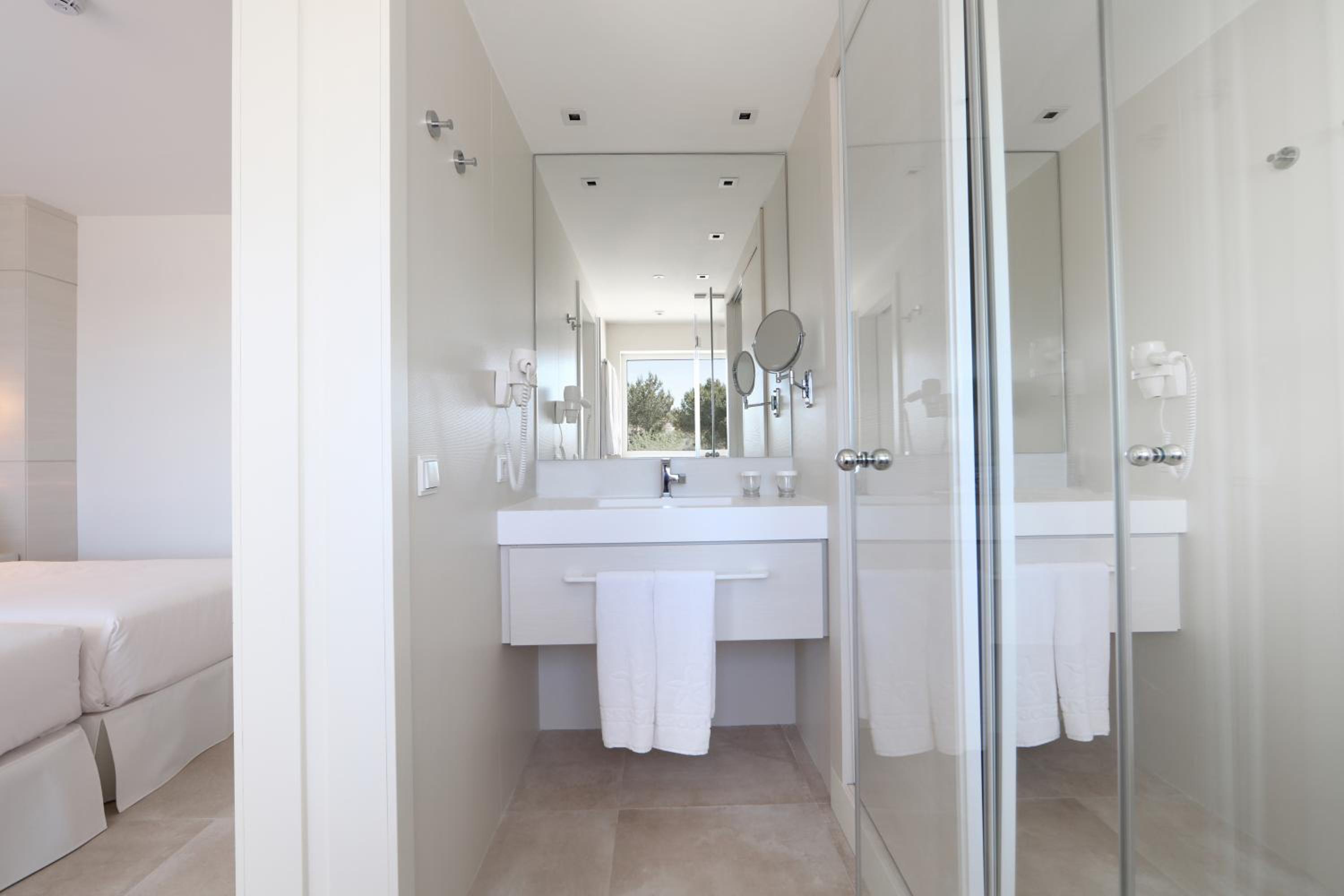 Double or Twin Room - Photo 4