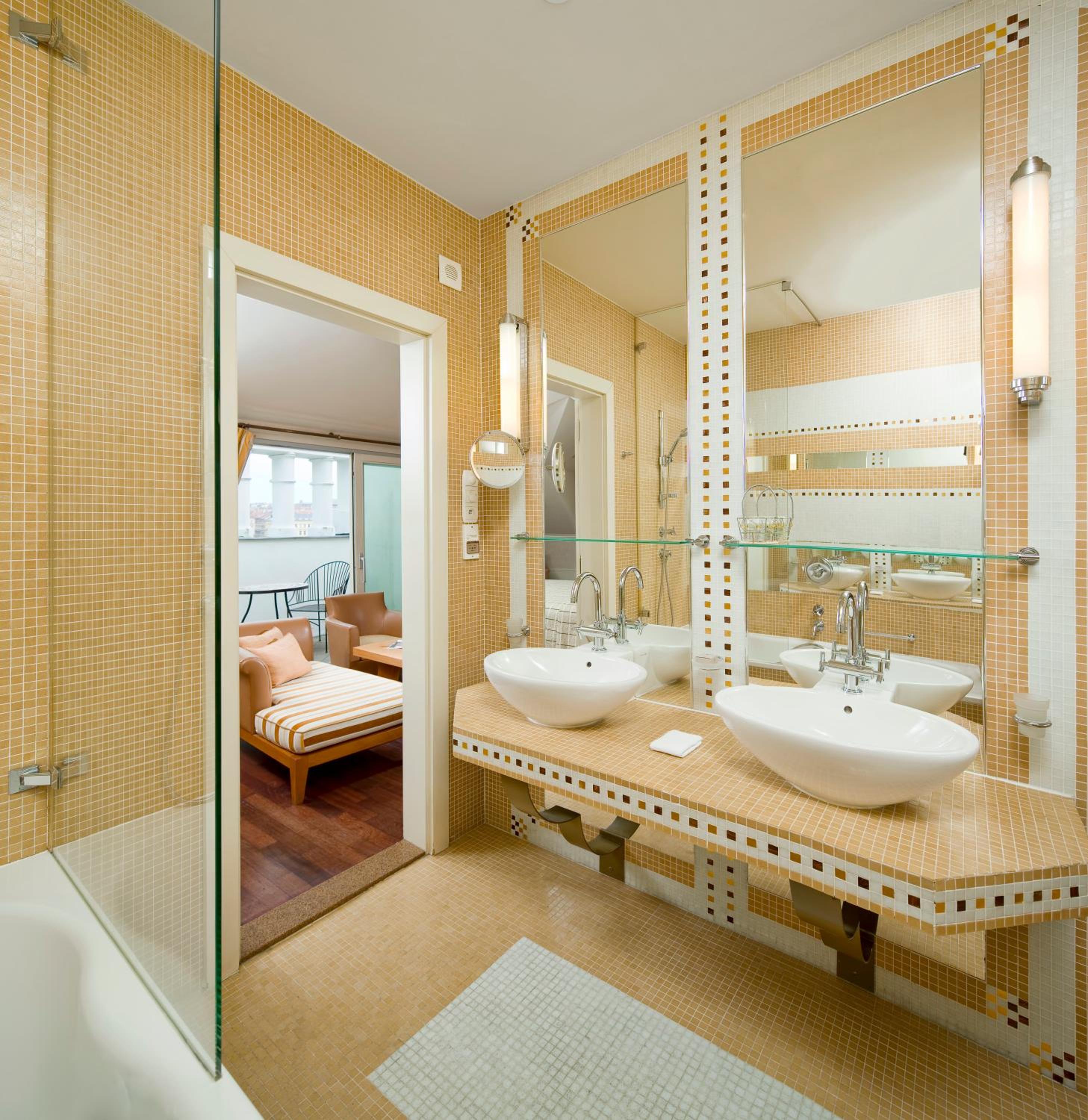 Available room thumbnail 5