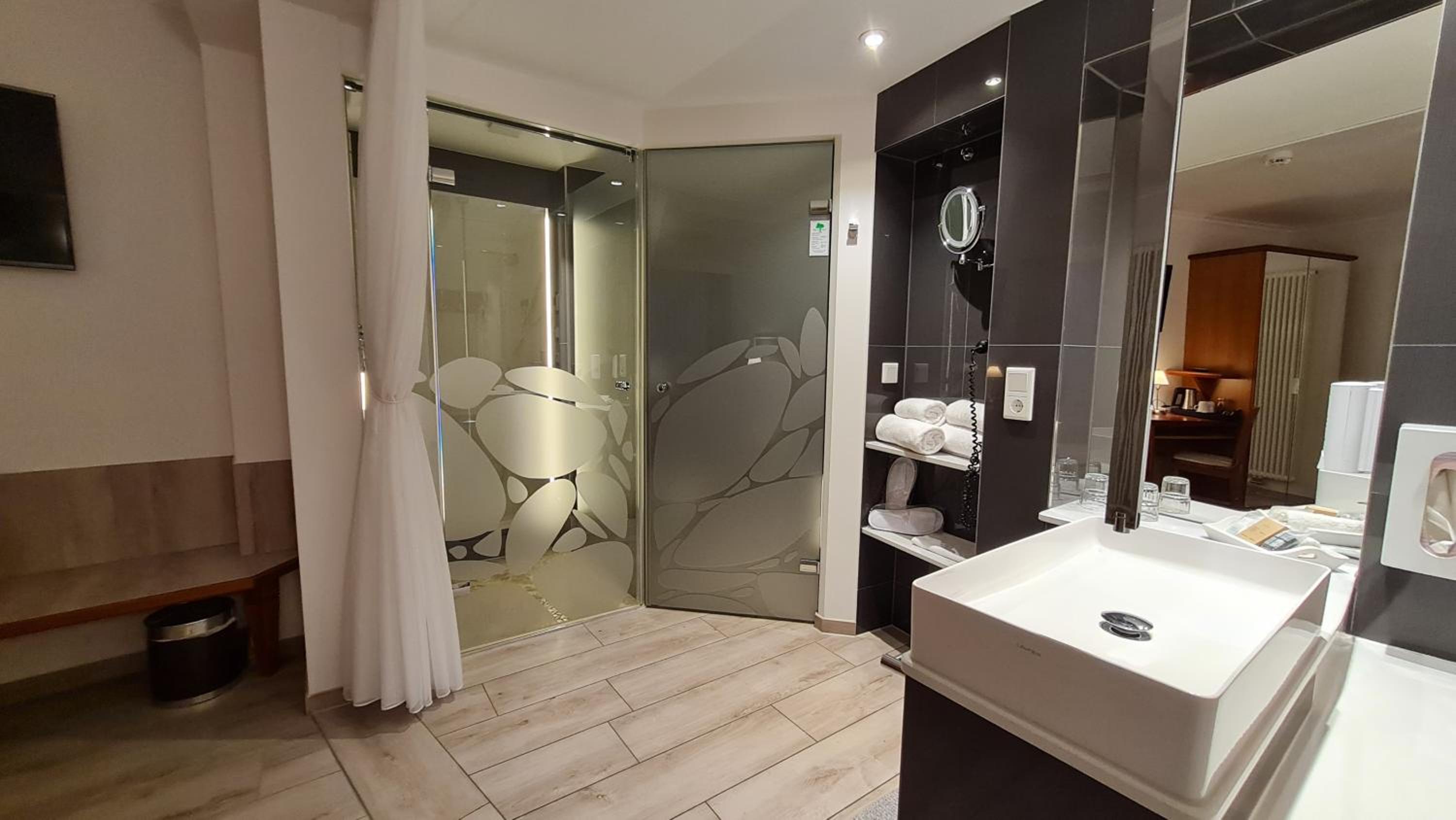 Premium Double Room - Photo 14
