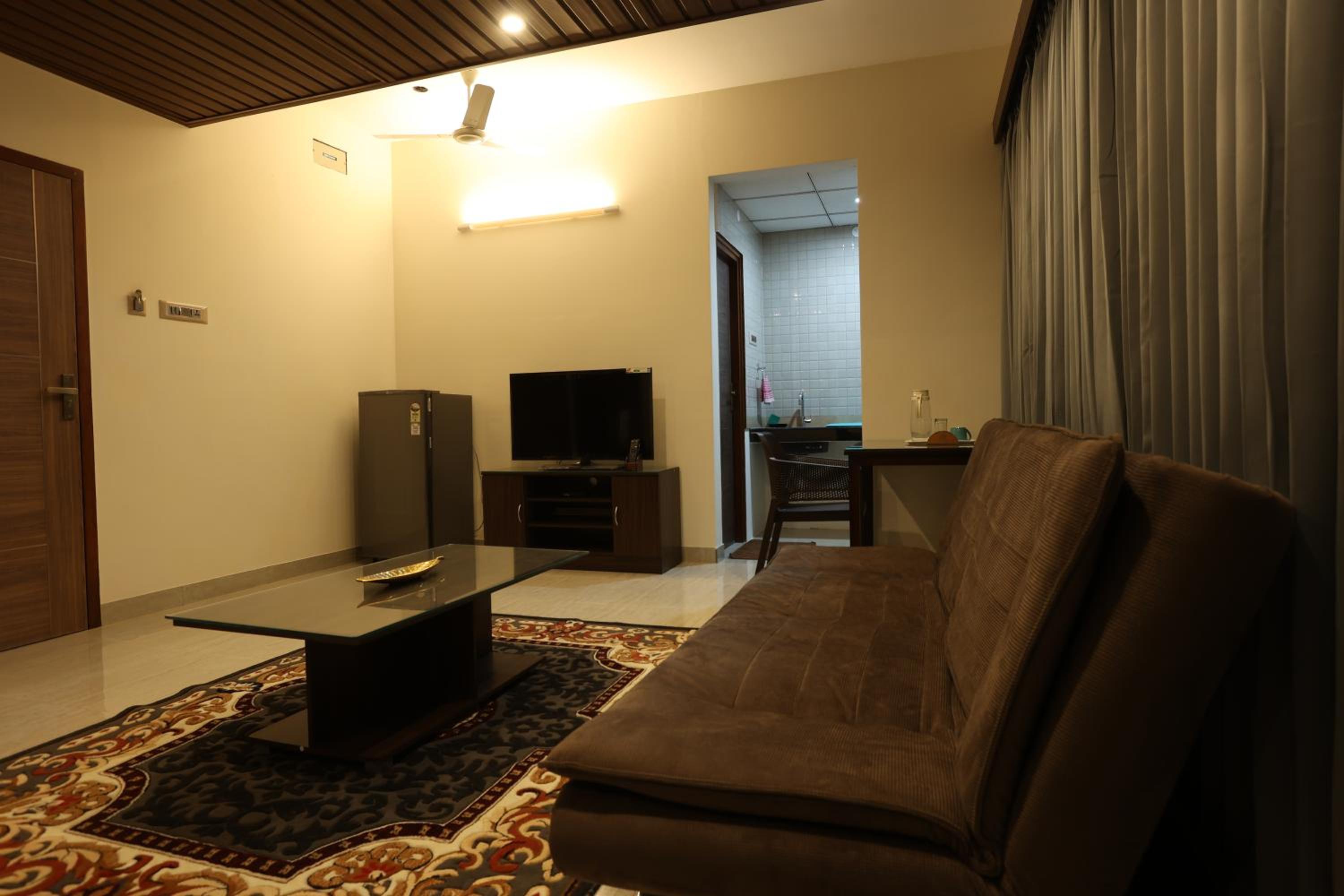 Executive Suite - Photo 4
