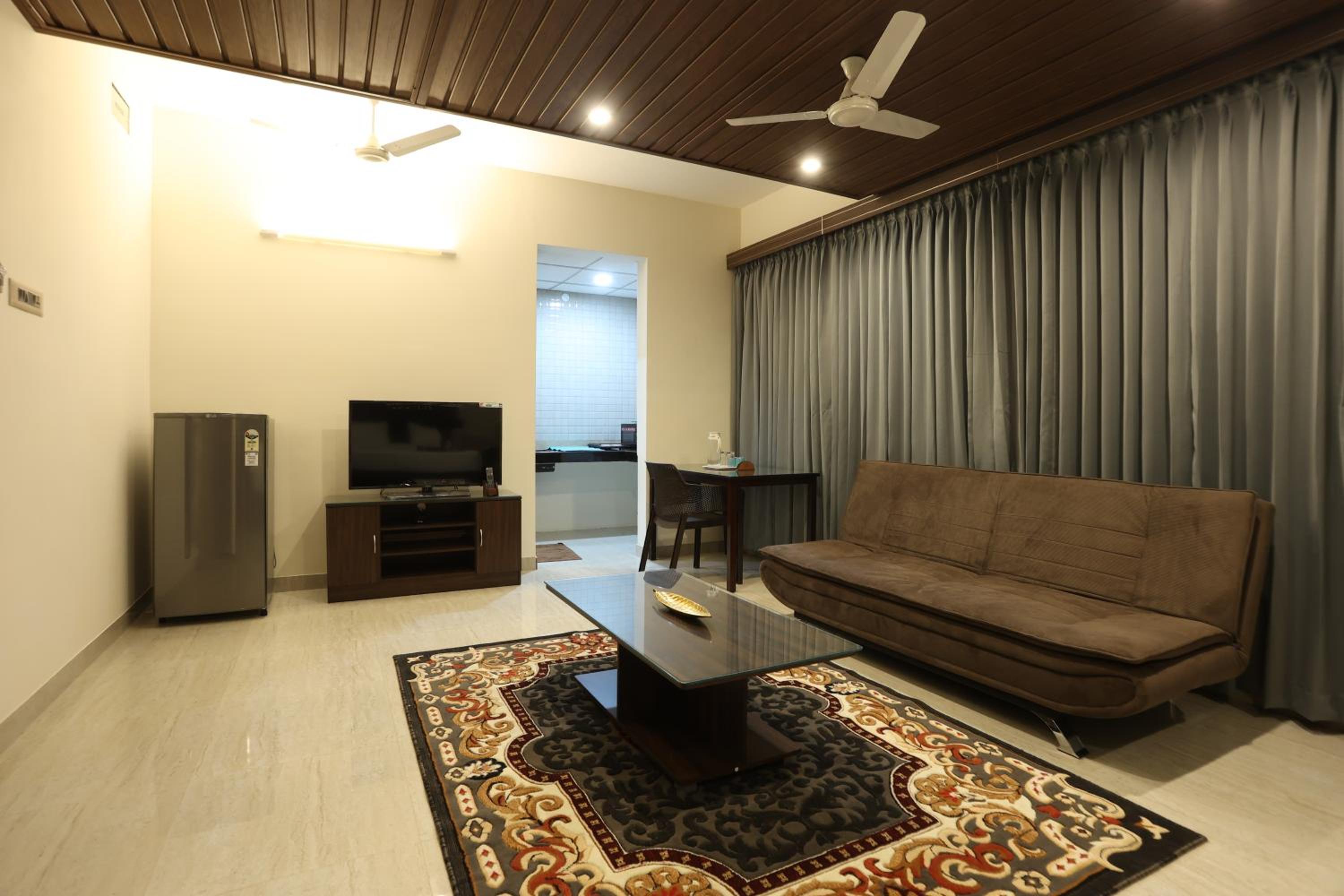 Executive Suite - Photo 3