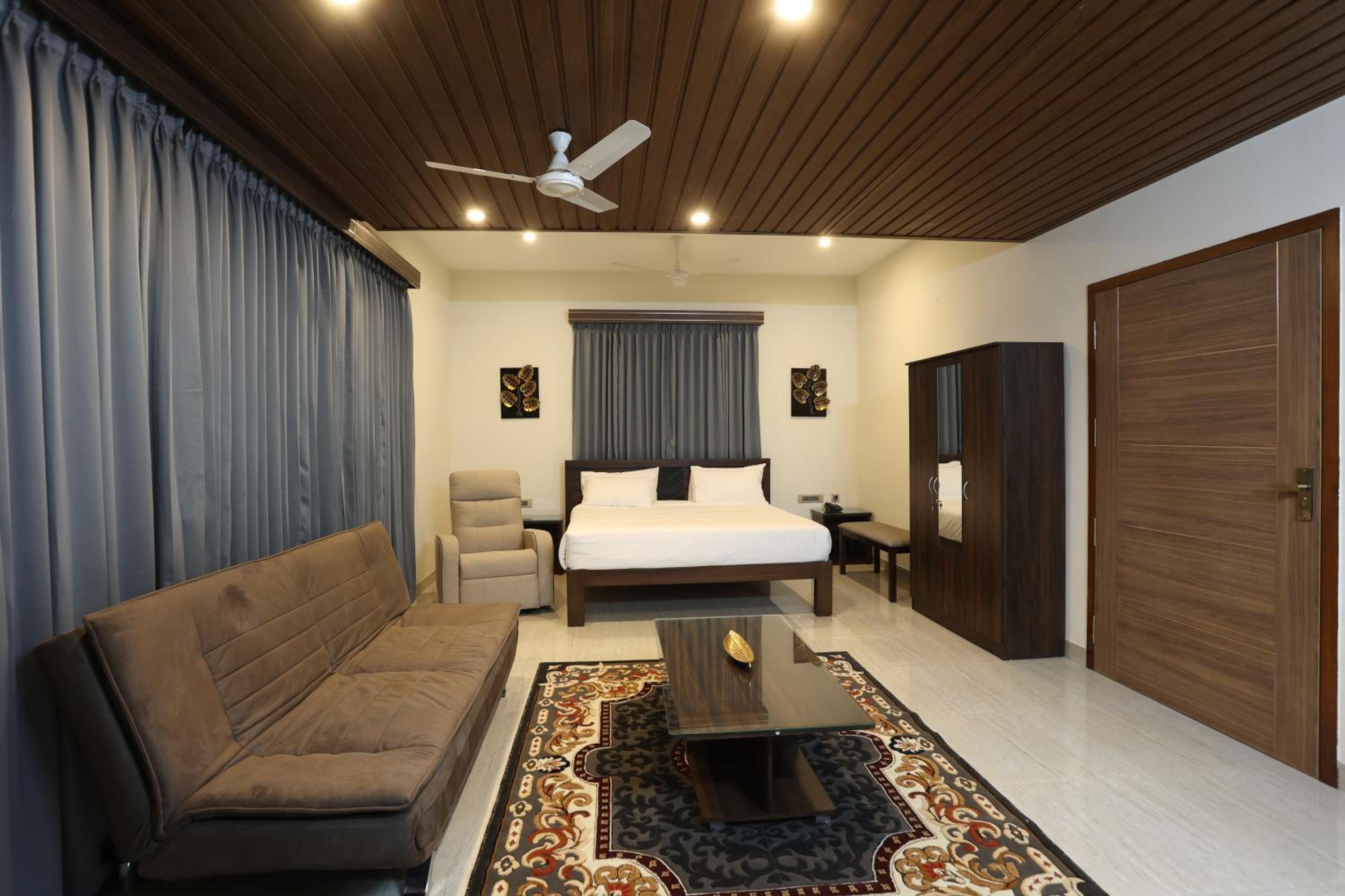 Executive Suite - Photo 1