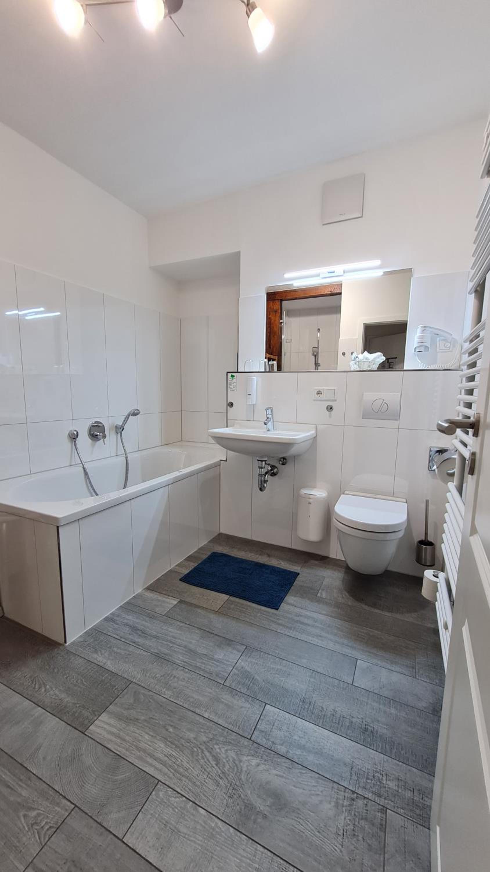 Premium Double Room - Photo 16