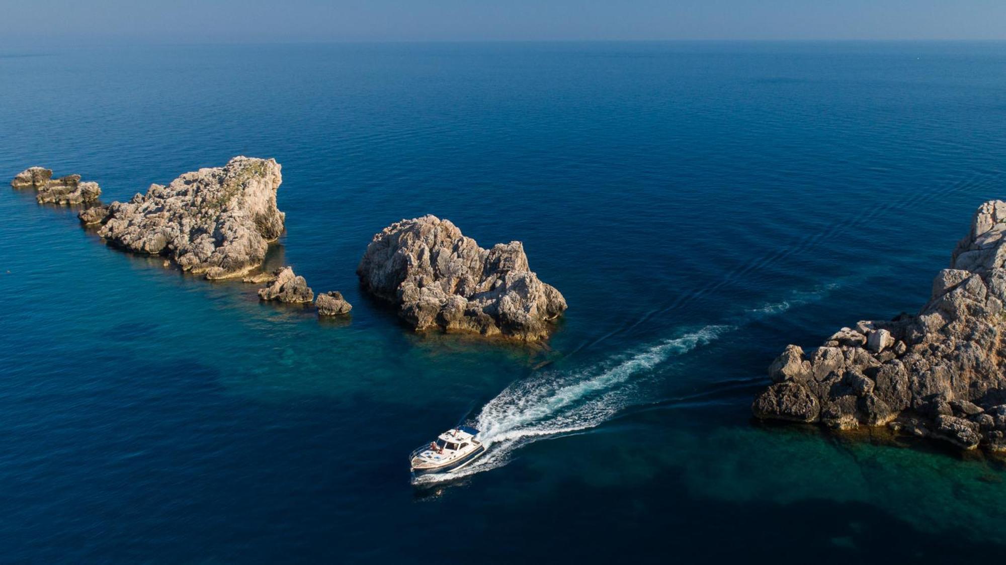 Special Offer - Superior Sea View Room with Balcony and Half day Private Boat Tour