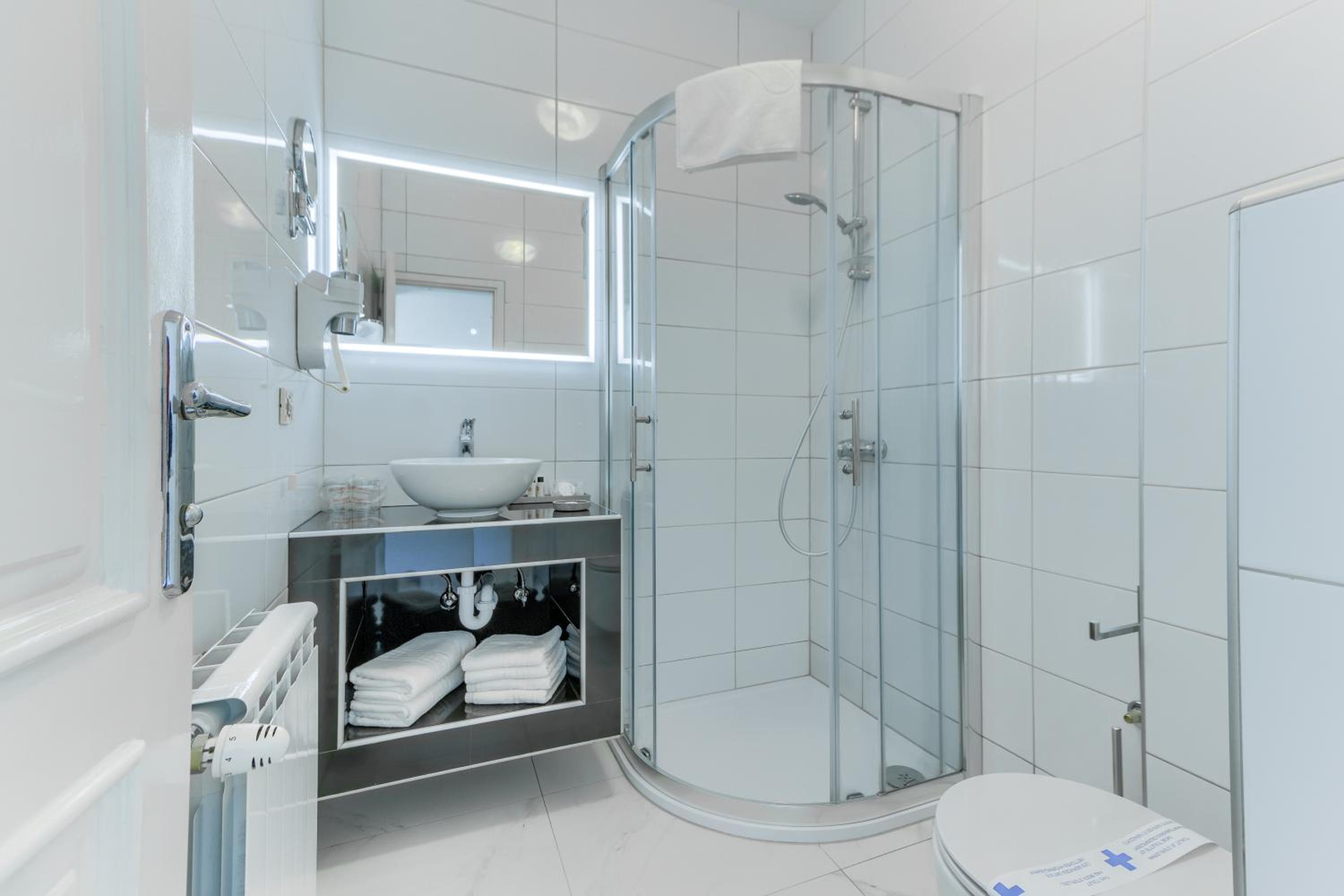 Double or Twin Room with Garden View - Photo 4