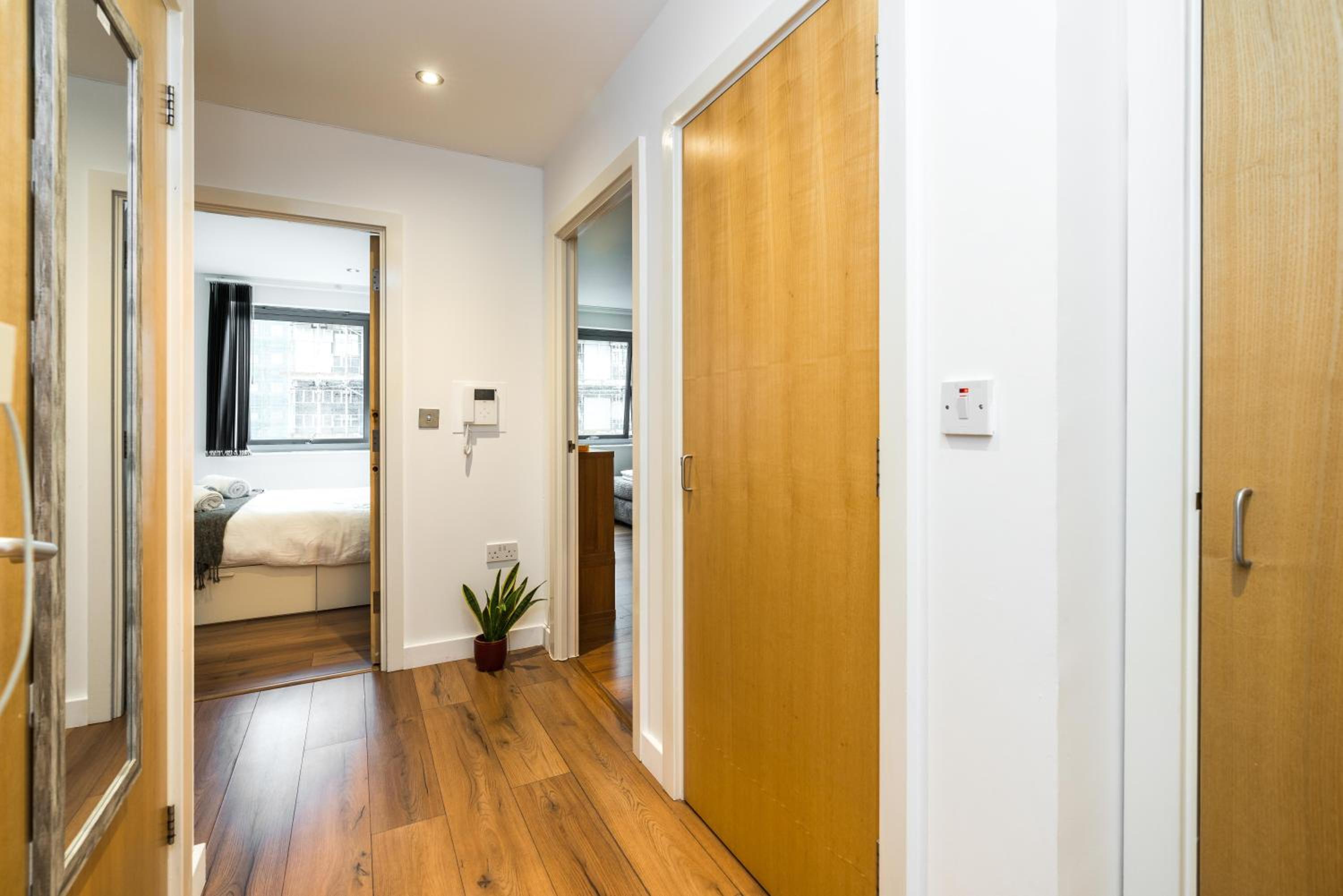 One-Bedroom Apartment photo 1