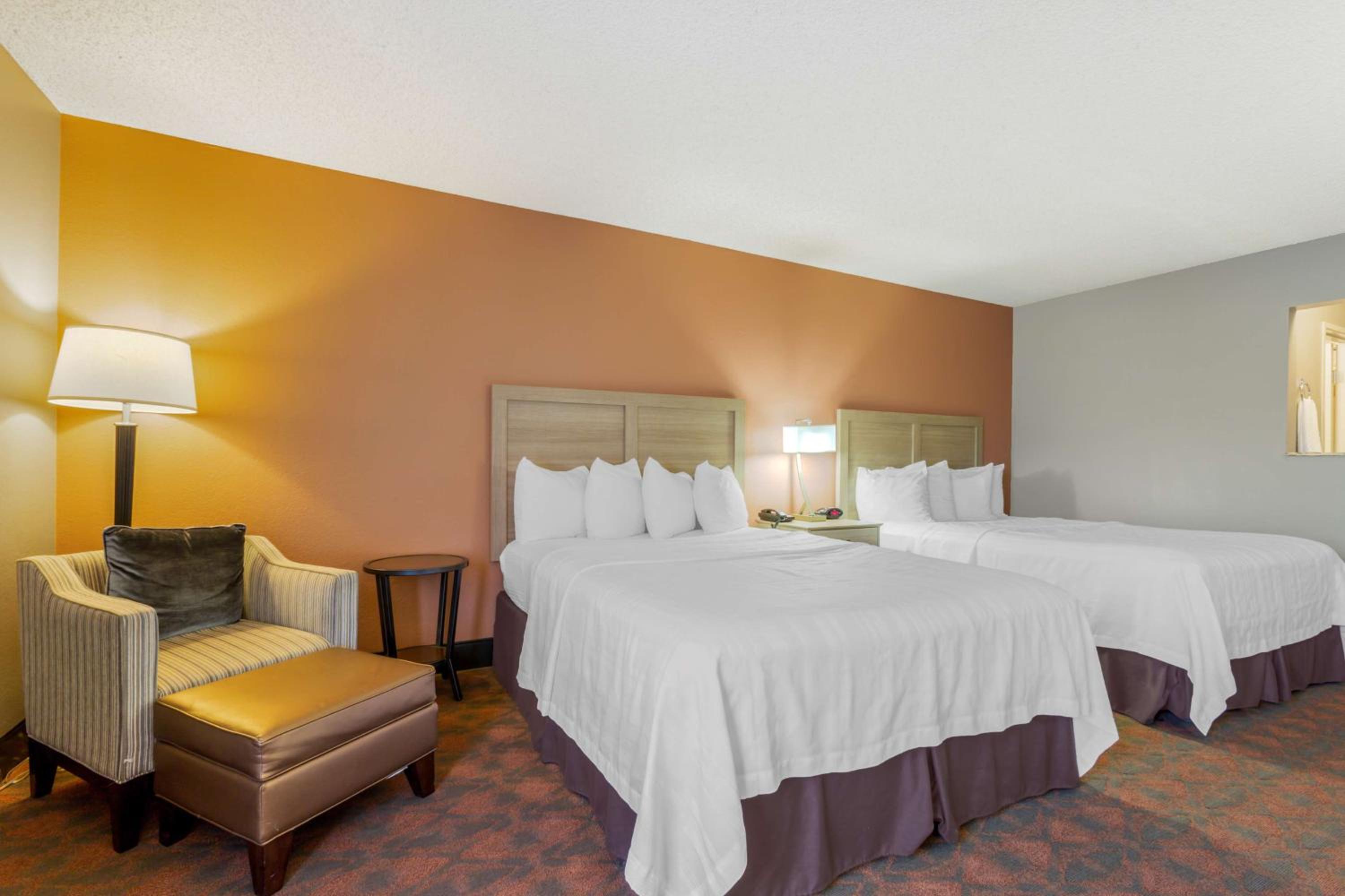 Queen Room With Two Queen Beds - Smoking photo 3