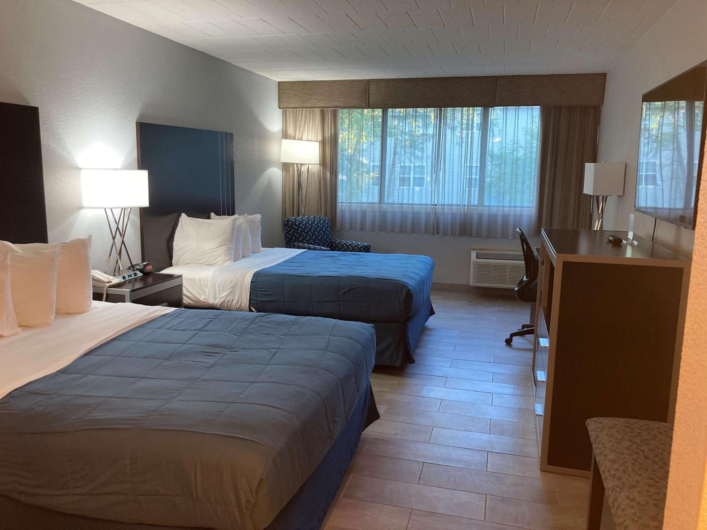 Queen Room with Two Queen Beds - Pet Friendly/Non-Smoking - Photo 2