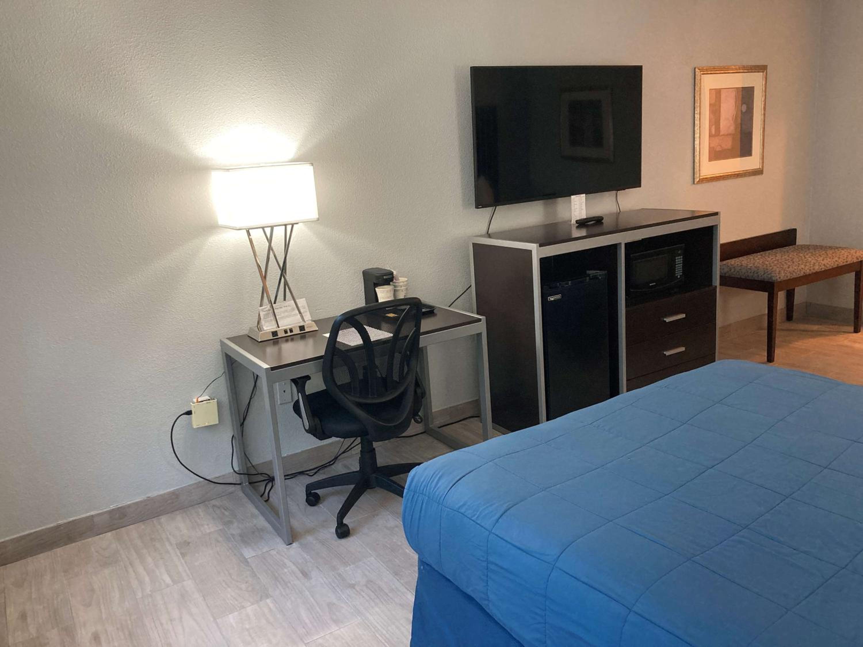 Queen Room with Two Queen Beds - Pet Friendly/Non-Smoking - Photo 4