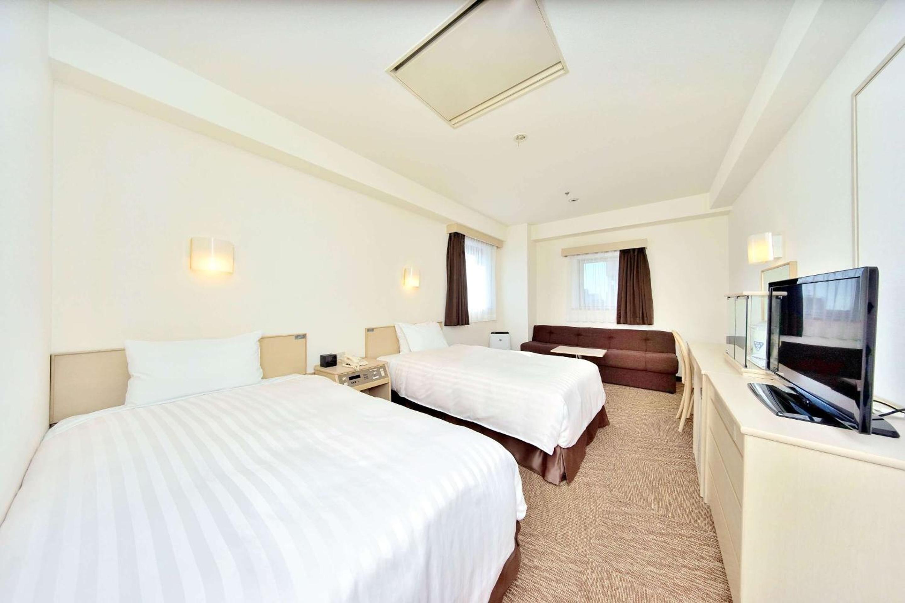 Twin Room with Sofa Bed - Smoking photo 2