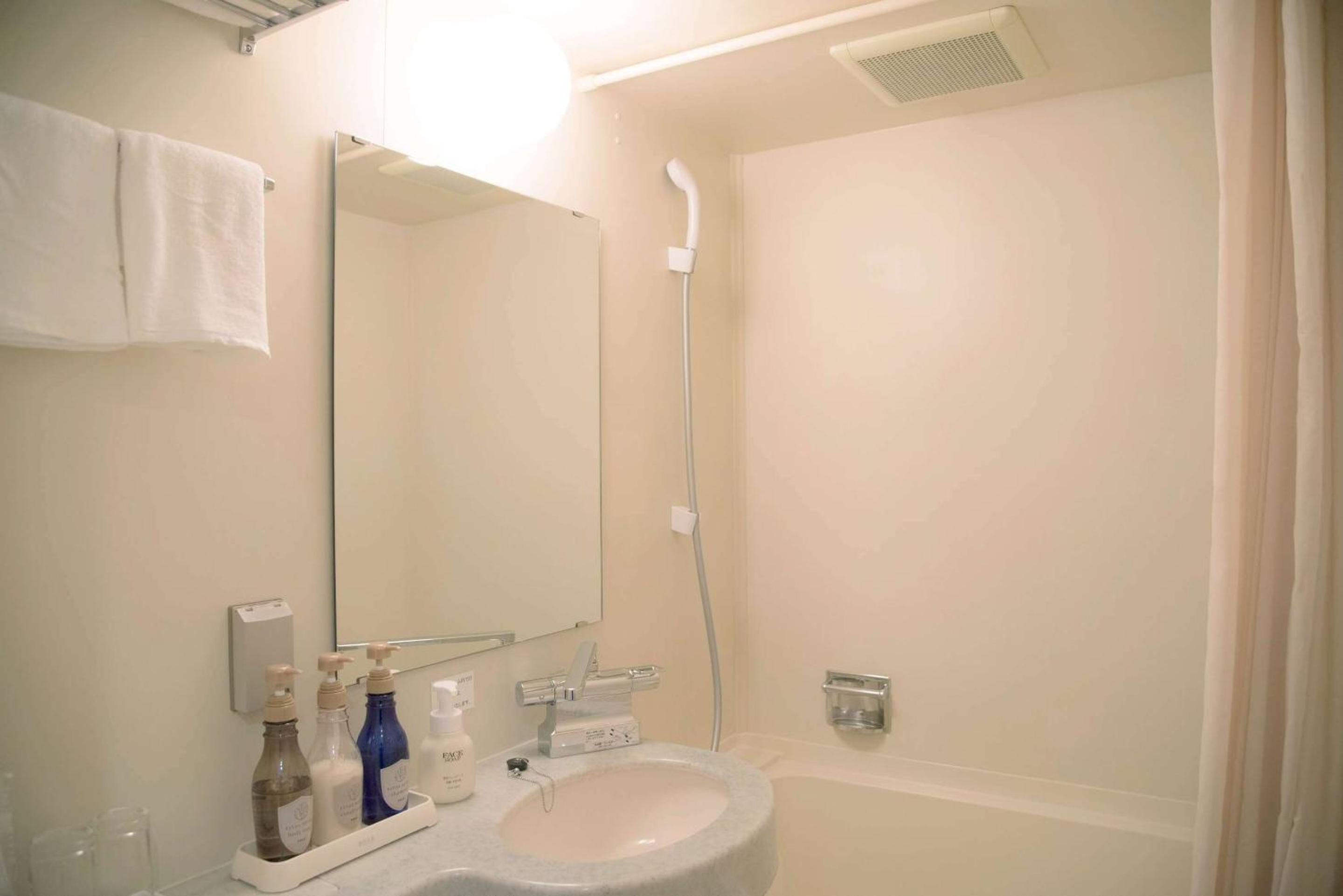 Double Room with Small Double Bed- Smoking photo 3