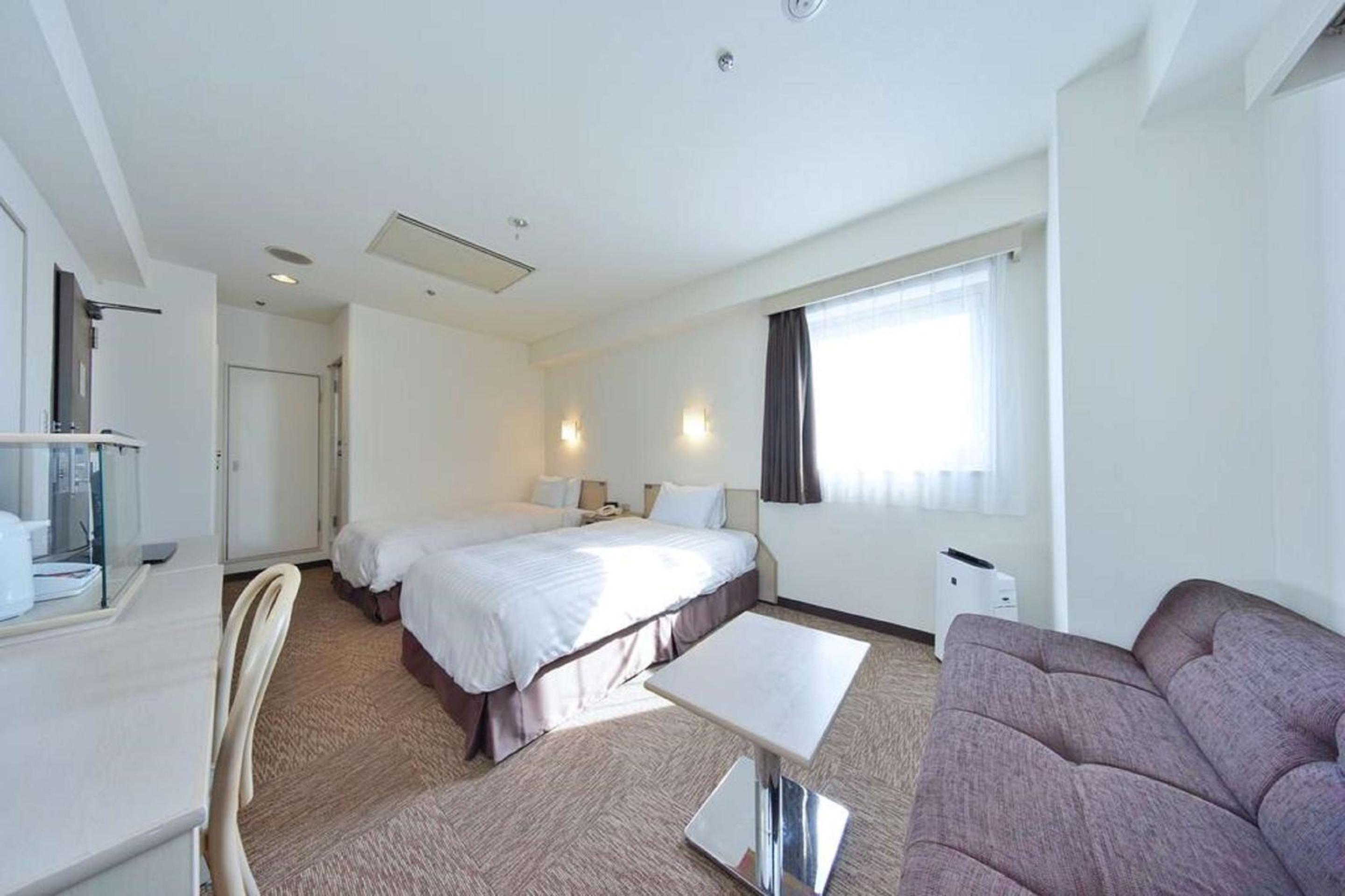 Twin Room with Sofa Bed - Non-Smoking photo 2