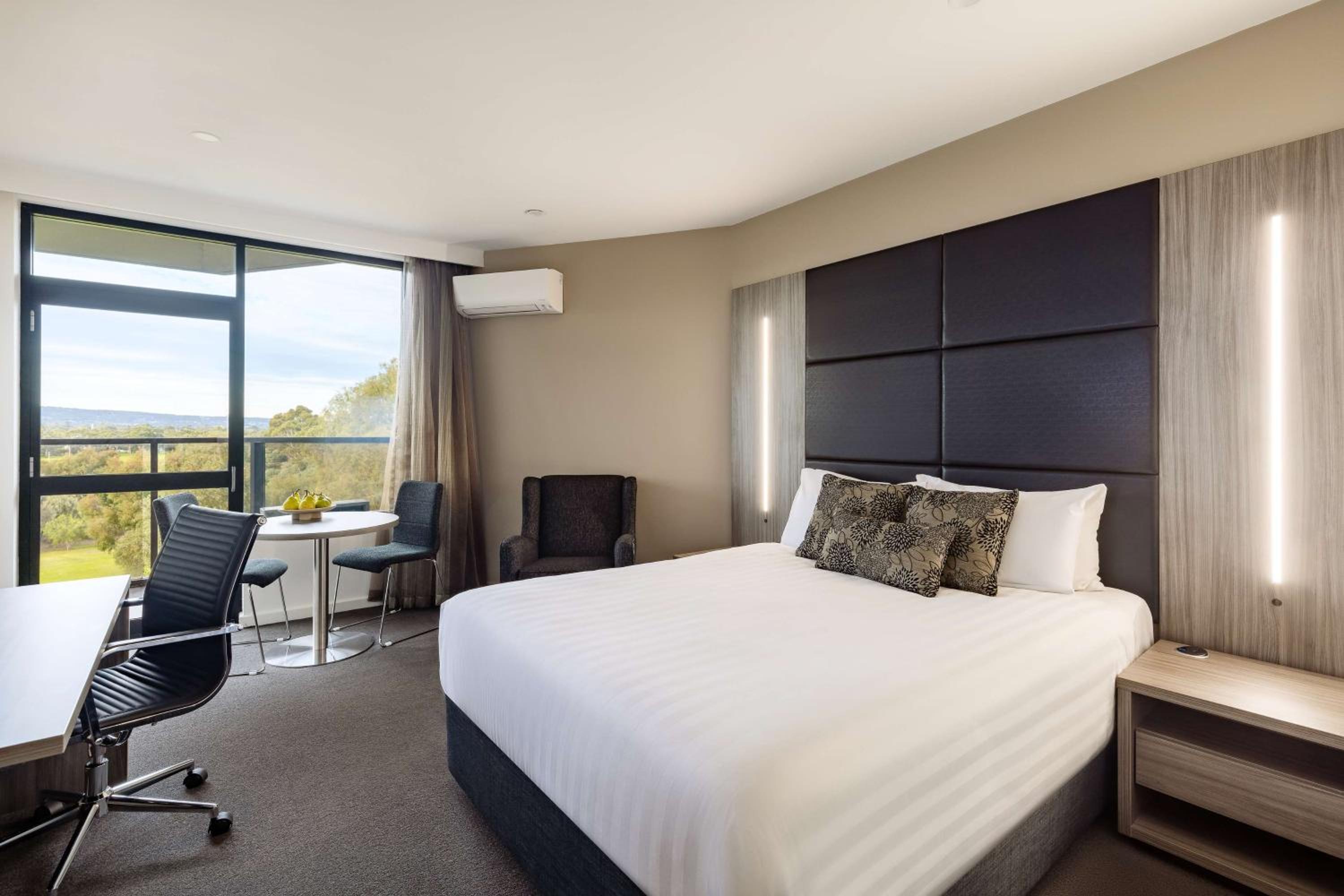 Superior Queen Room with Park View