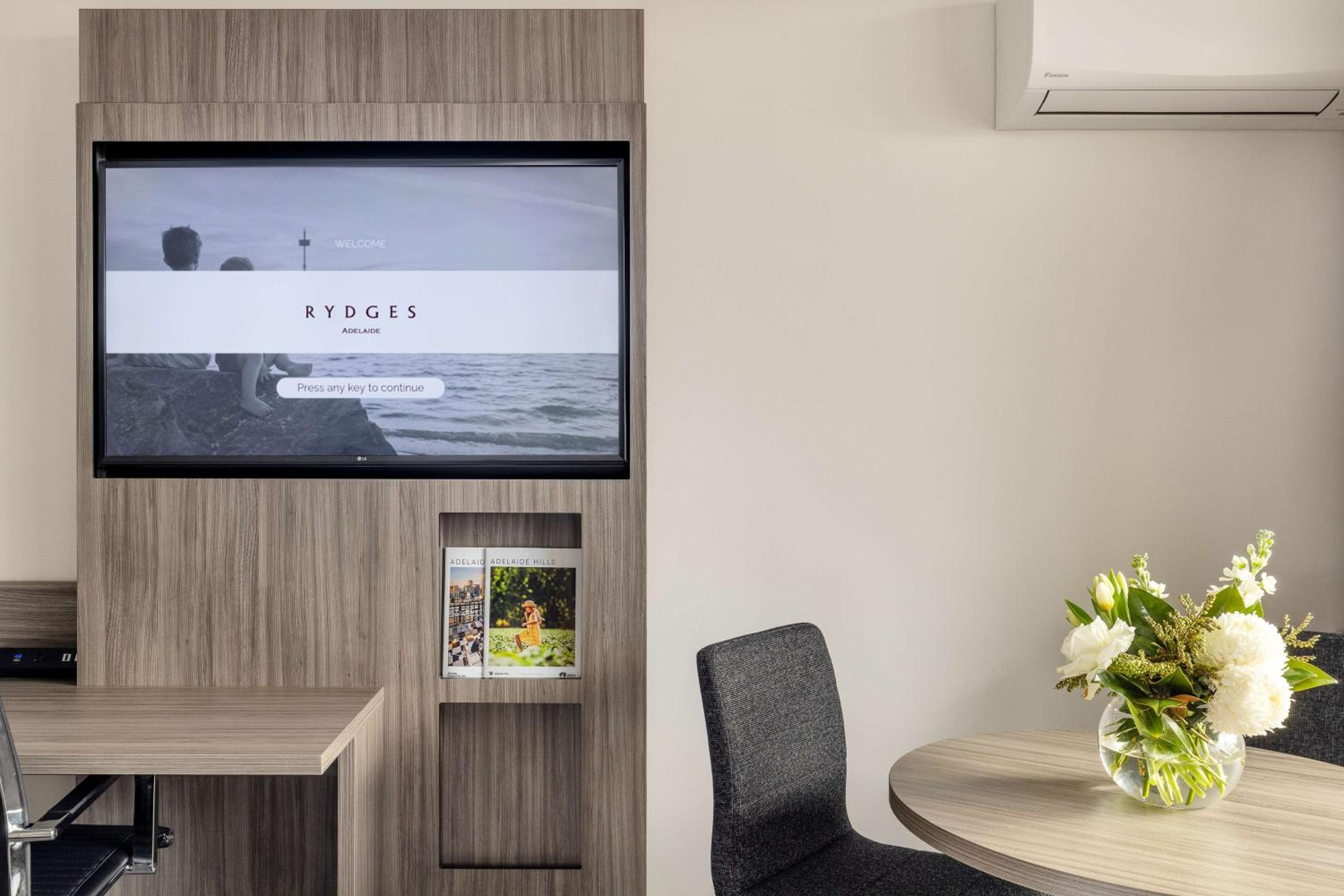 Superior King Room with City View