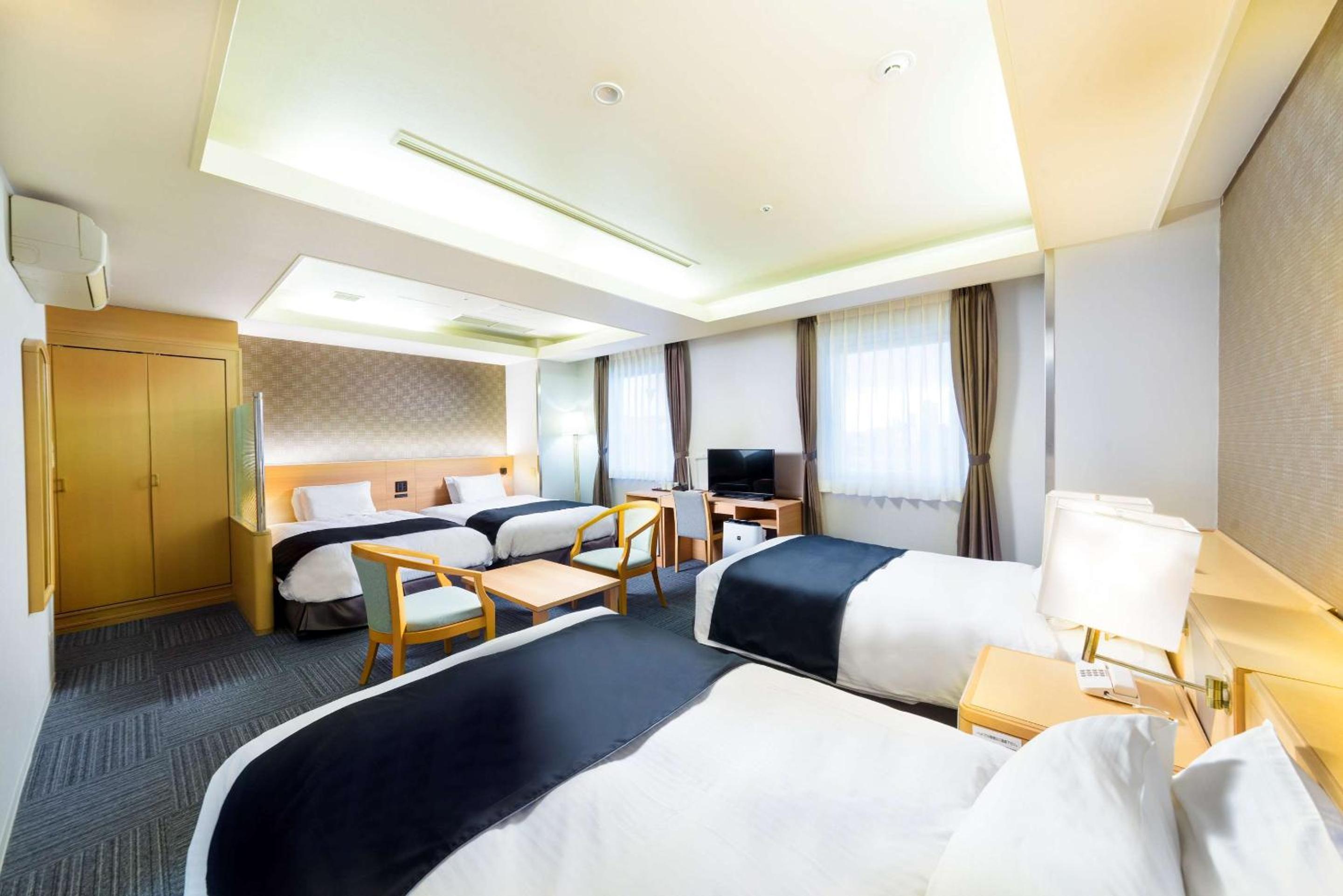Family Room With Four Single Beds - Non-Smoking photo 2